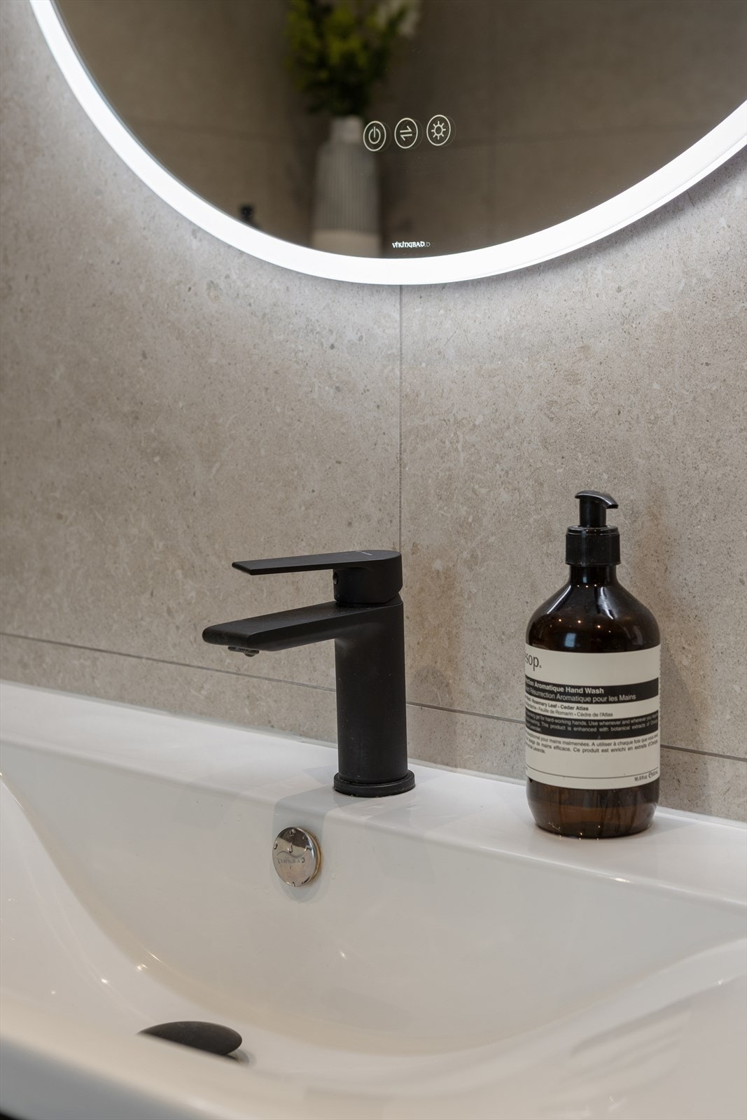 Detalj fra badet. Speilet fra Foss Bad har integrert, dimbart lys og er kondensfritt. Galleribilde