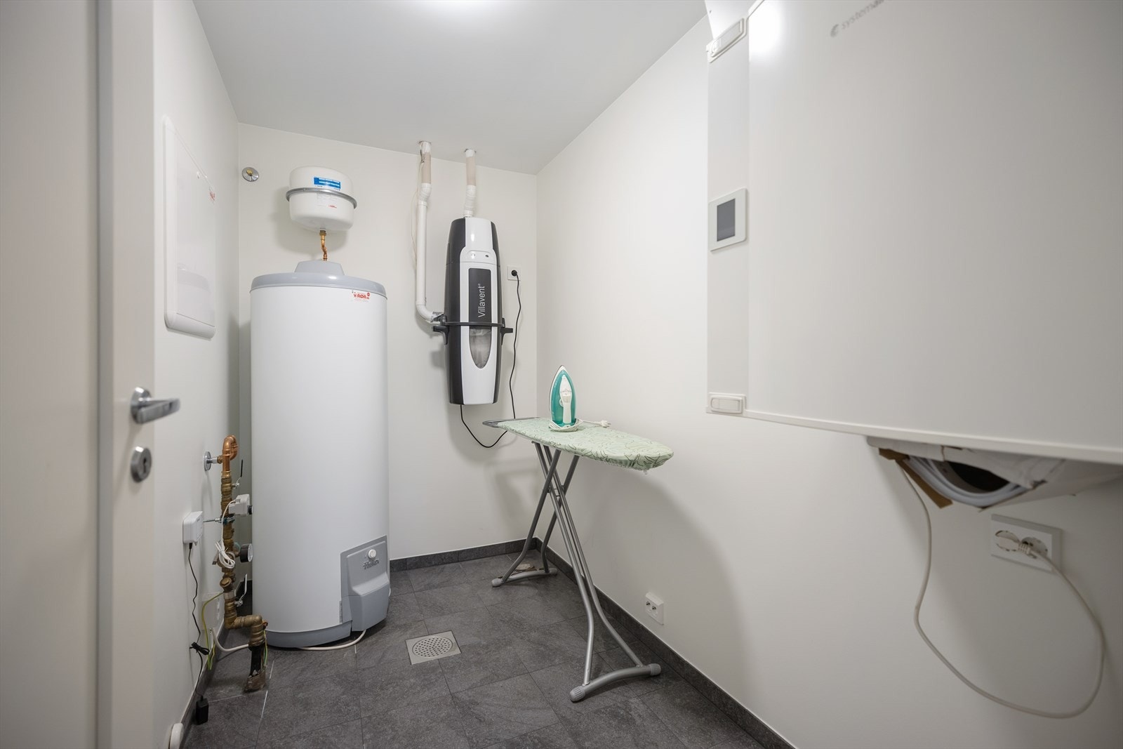 Teknisk rom inneholder blant annet varmtvannsbereder (ca. 300 liter), sentralstøvsuger og balansert ventilasjonsanlegg med varmegjenvinning, noe som sikrer et godt inneklima og energieffektiv drift. Galleribilde