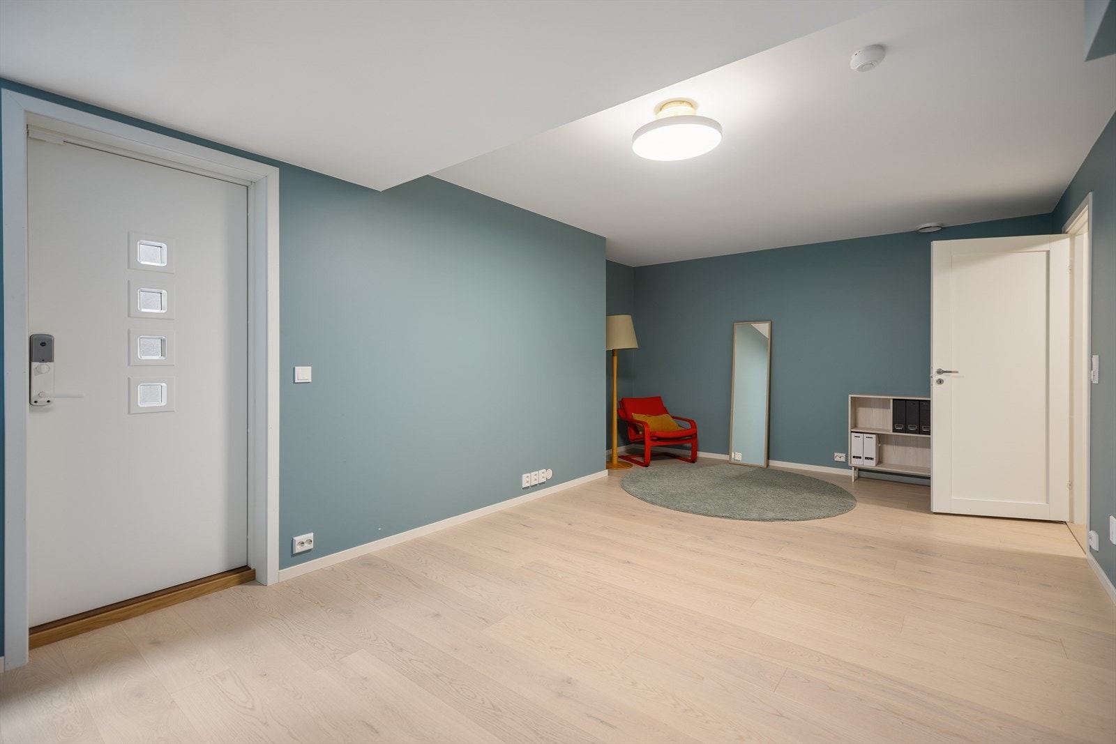 Underetasjen har egen inngang med Yale Doorman kodelås og fremstår som en fleksibel og praktisk del av boligen. Galleribilde