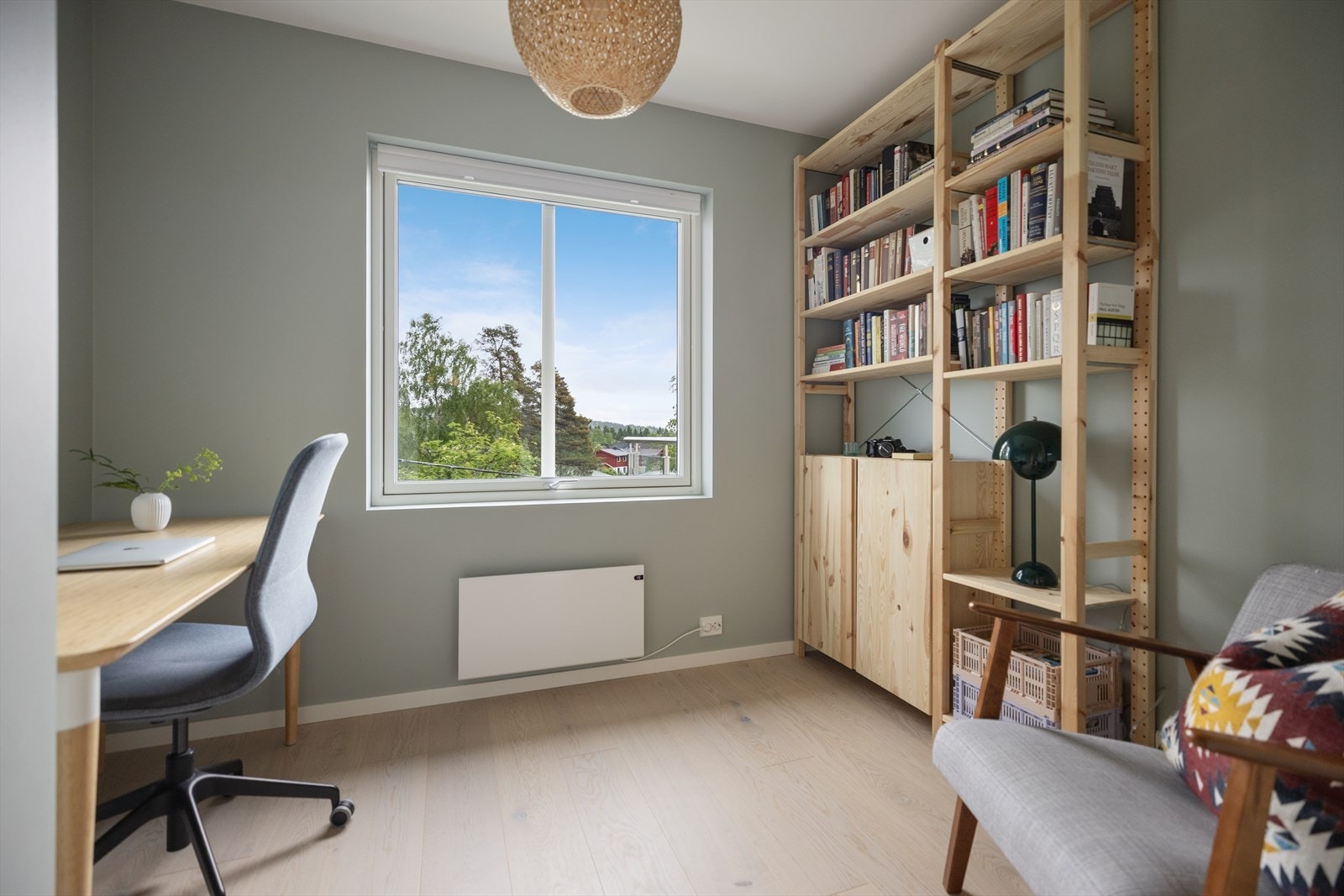 Det fjerde soverommet er i dag innredet som kontor, og viser fleksibiliteten i planløsningen. Galleribilde