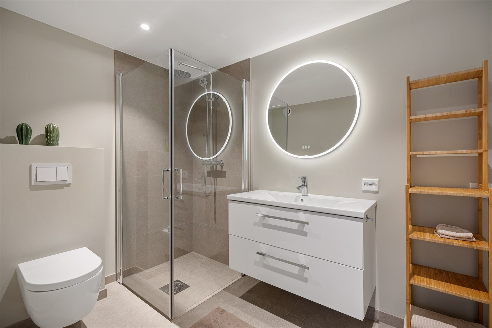 Badet i underetasjen holder en gjennomgående god standard med flislagt dusjsone, varmekabler i gulv og moderne innredning. Galleribilde