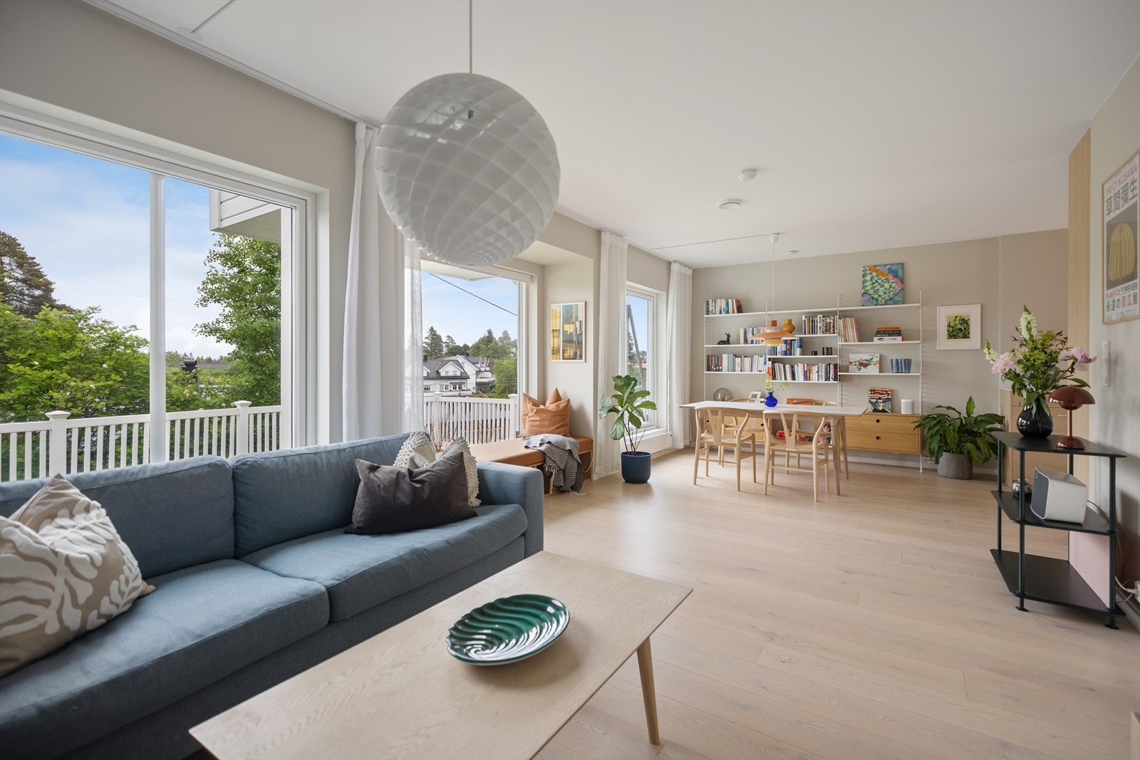 Fra stuen er det utgang til en vestvendt terrasse på 14 m². Boligen har gjennomgående enstavs eikeparkett og listefrie overganger. Galleribilde