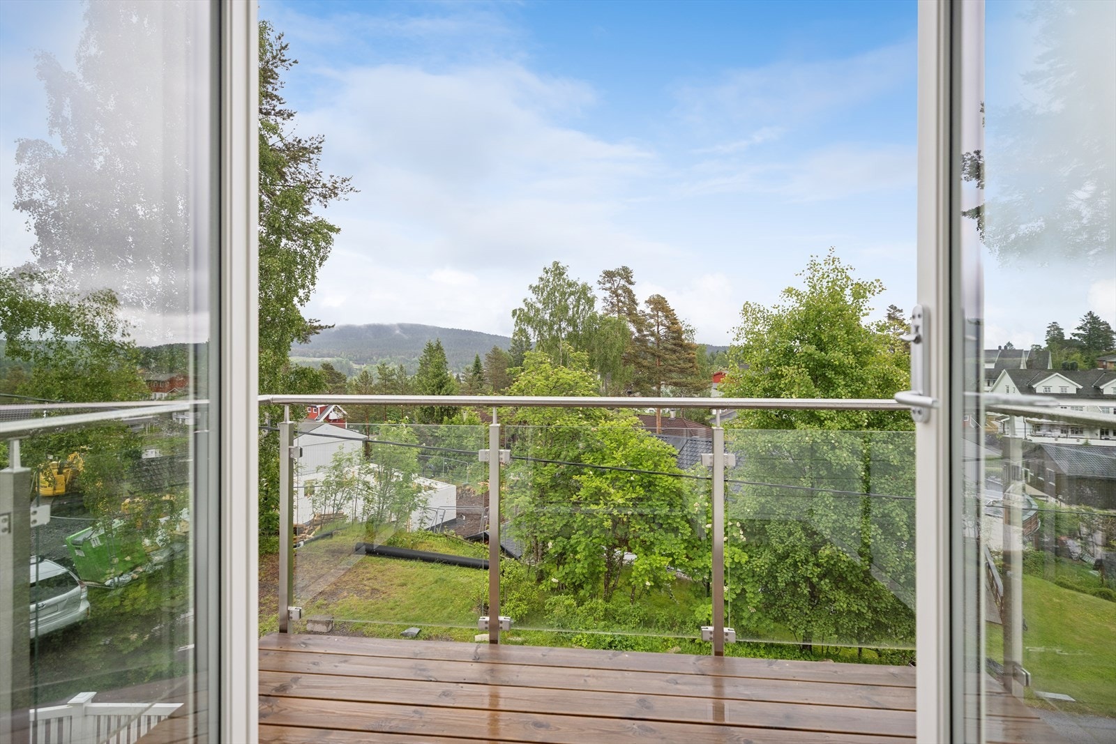 Østvendt balkong i andre etasje på 5 m² med rekkverk i stål og glass, som sikrer utsikten. Galleribilde