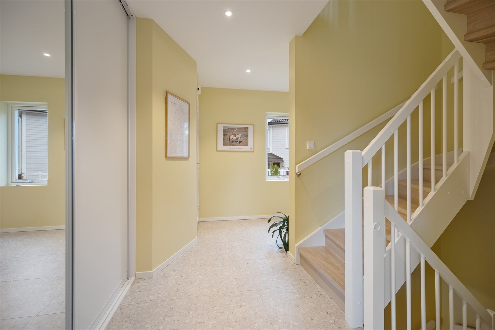 Den påkostede trappen av typen Tind, med hvitlaserte eiketrinn og malte vanger, utgjør et naturlig blikkfang og binder etasjene elegant sammen. Galleribilde