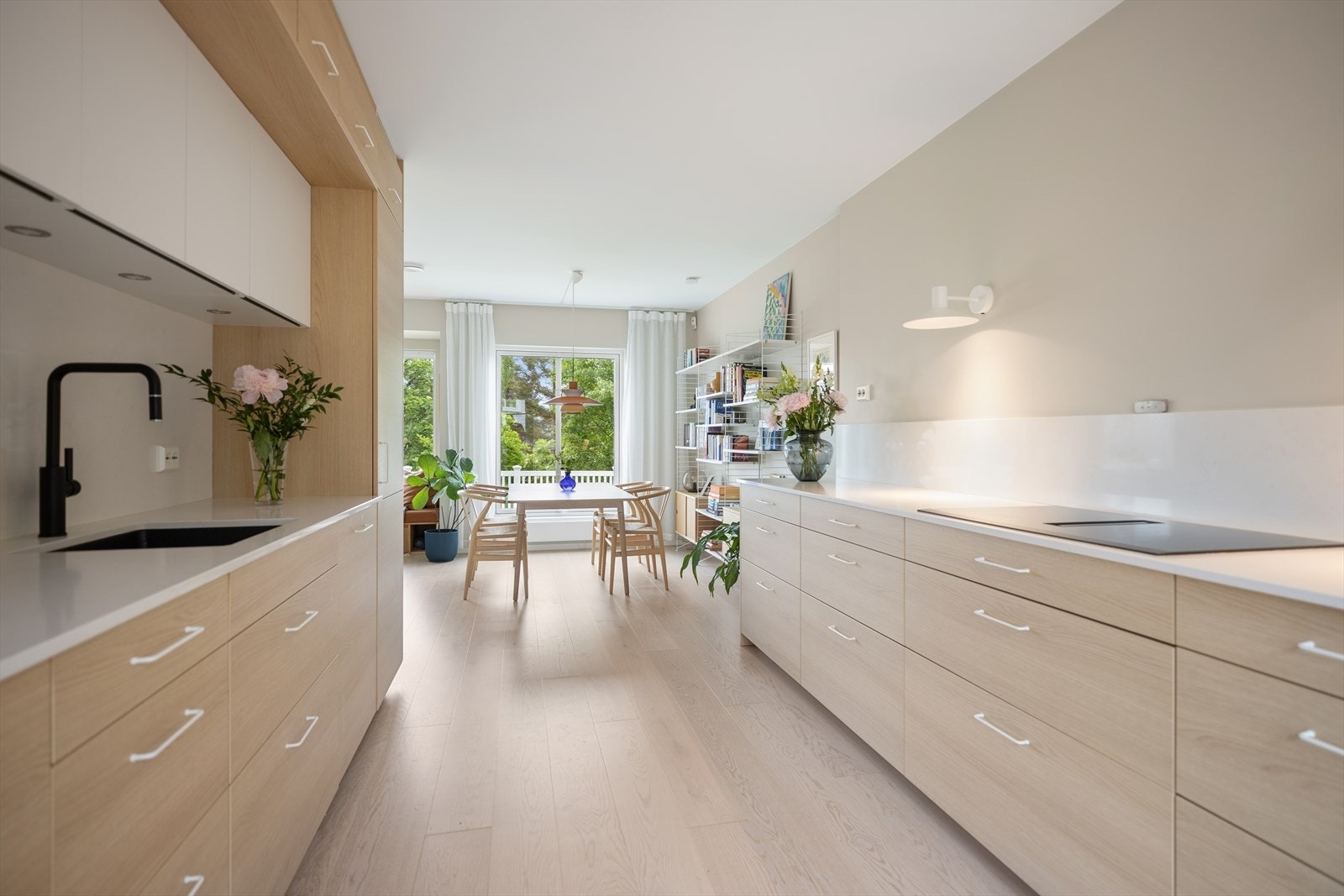 Kjøkkenet er en påkostet og helhetlig løsning fra Mobalpa, med moderne, finerte fronter og gjennomtenkte detaljer. Integrerte hvitevarer fra Siemens. Galleribilde