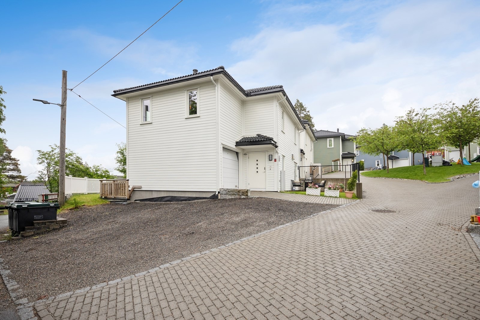 Dette er et hjem over tre plan med betydelige oppgraderinger utover standard leveranse. Her får du et moderne, helhetlig og påkostet hjem over tre plan med høy bokomfort. Galleribilde