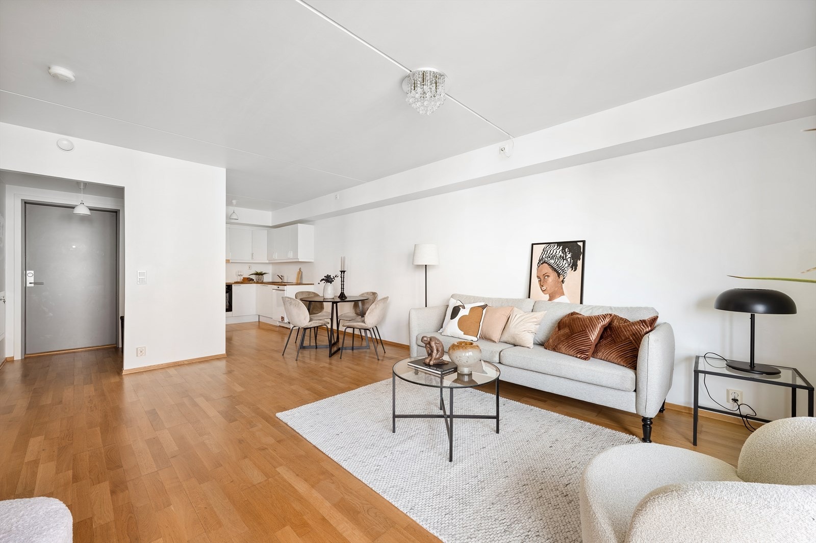 Leiligheten har en stor og luftig stue med god plass til sofa med tilhørende mediemøblement og spisestue Galleribilde