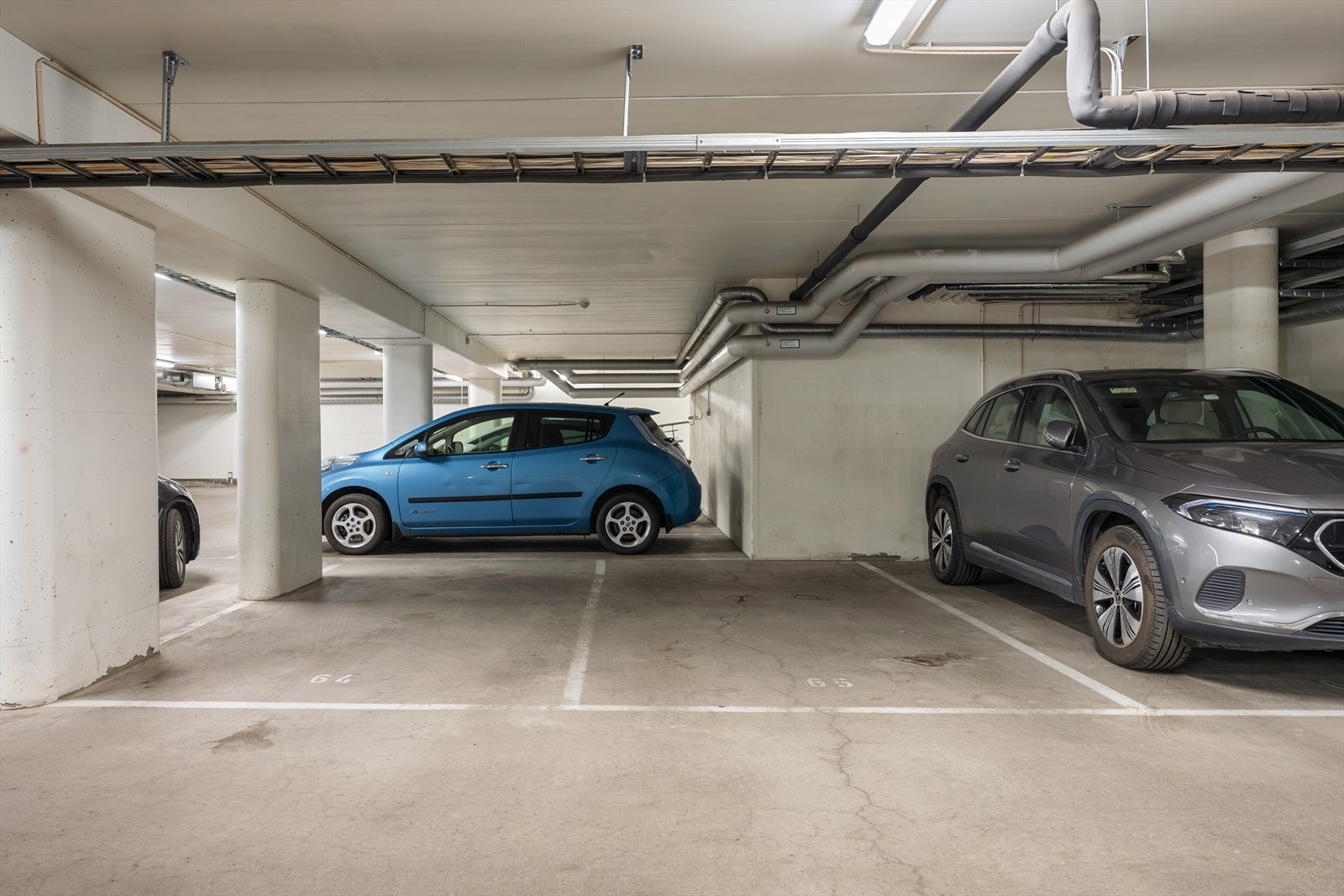 Det medfølger garasjeplass nr 65 i felles garasjeanlegg, med mulighet for elbil-lader. Galleribilde