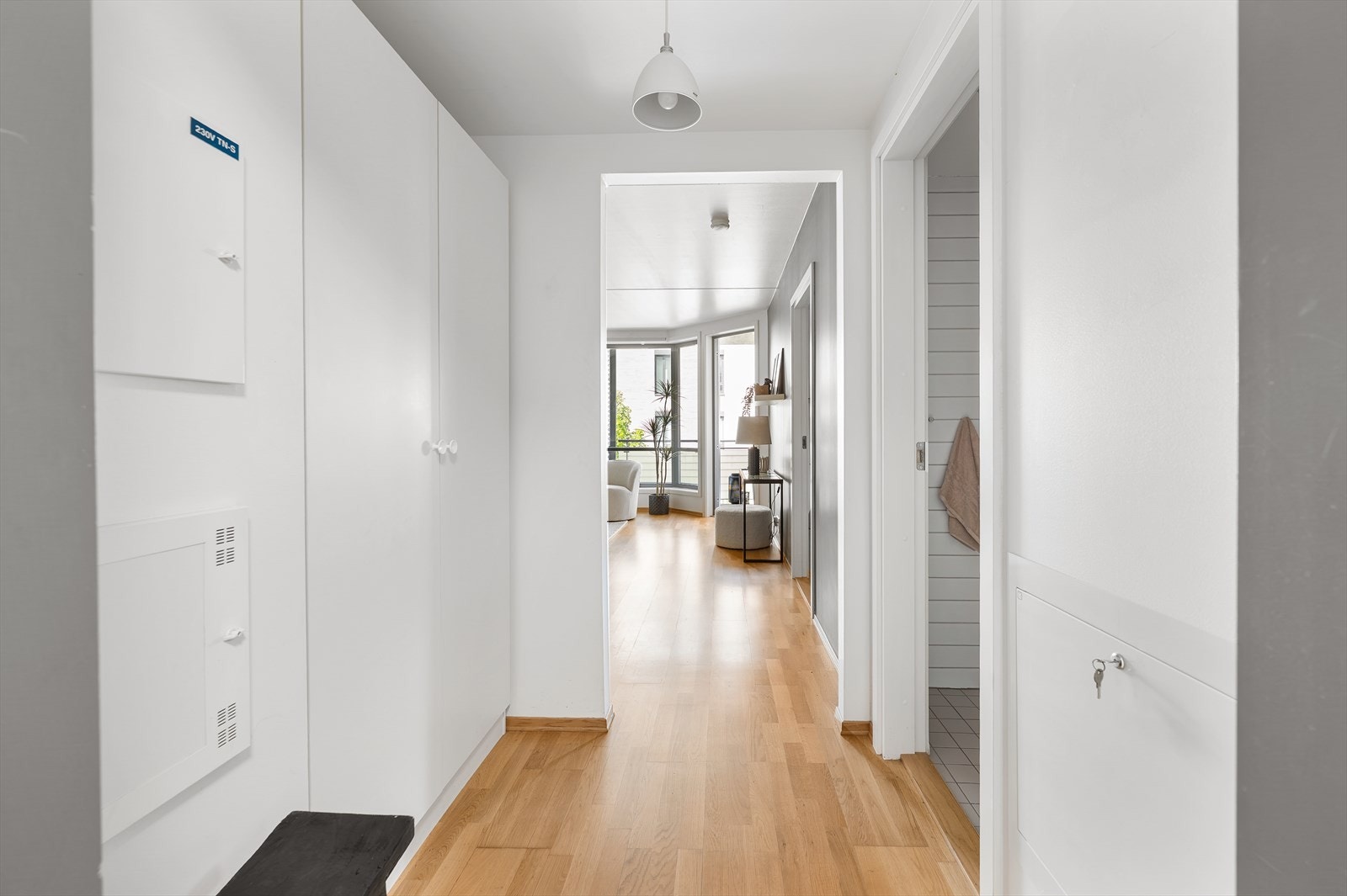 Leiligheten ligger i 4. etasje og har trapperfri adkomst opp til entré via heis. Entreen er pent innredet med parkett på gulv, og det er god plass til oppbevaring i garderobeskap Galleribilde
