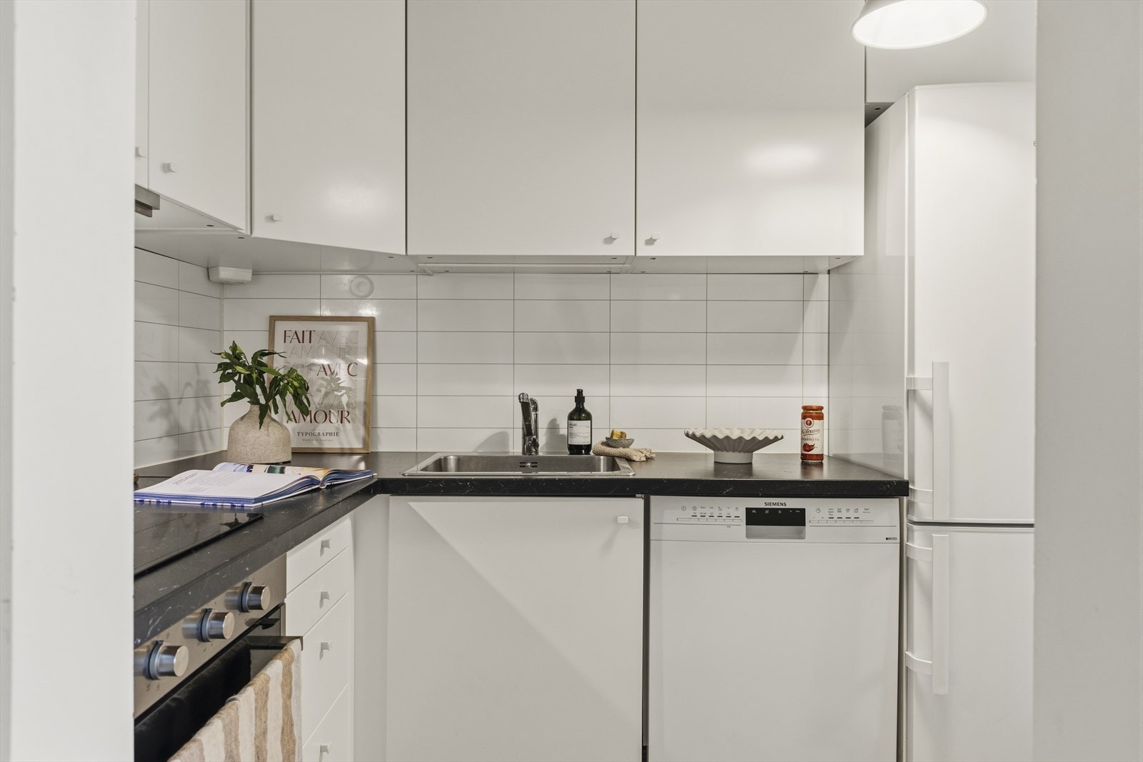 Det er installert komfyrvakt og lekkasjestopper på kjøkkenet. Galleribilde