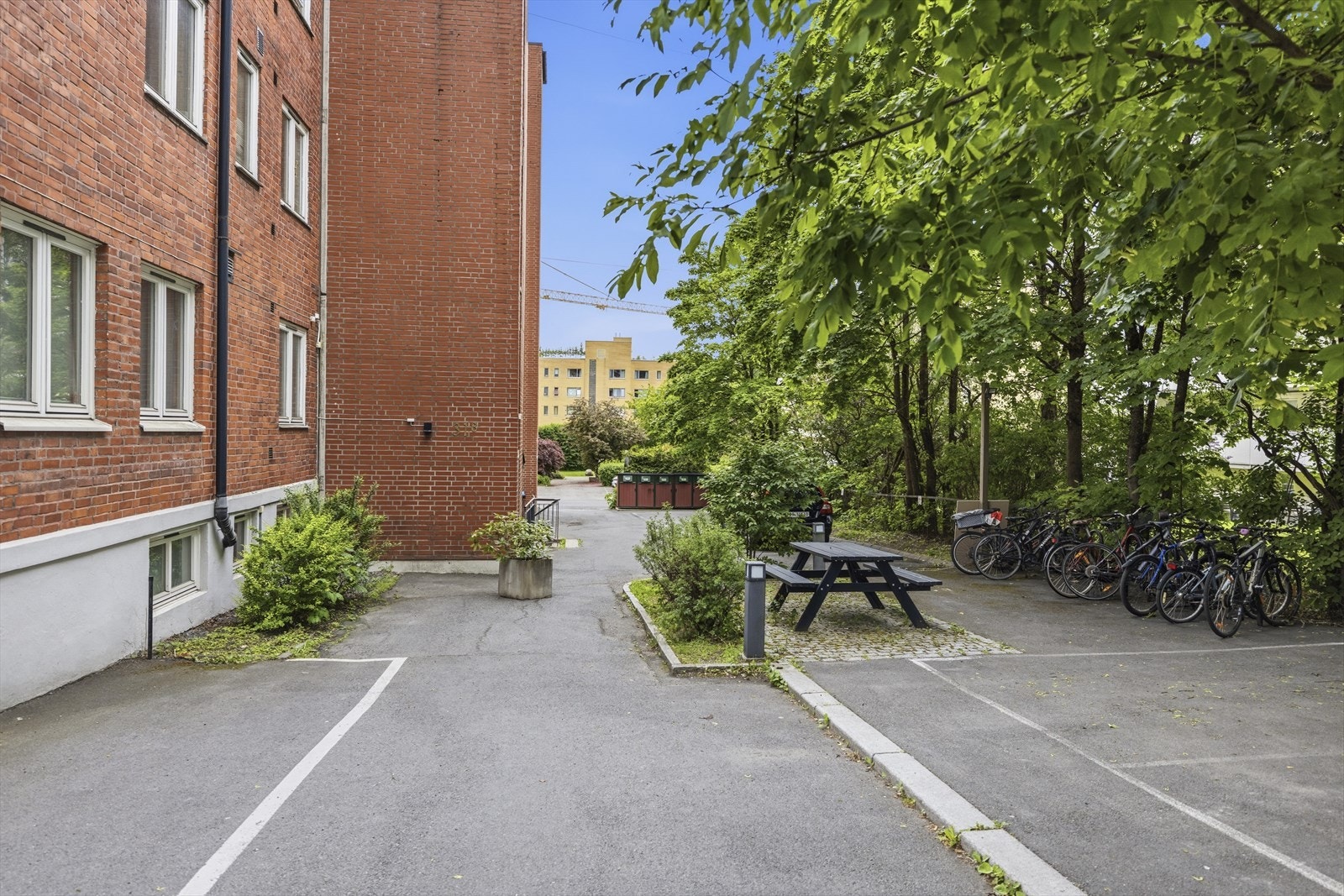 Det er to gjesteparkeringsplasser (plass 27 og 28, rett utenfor hoved inngangen) Galleribilde