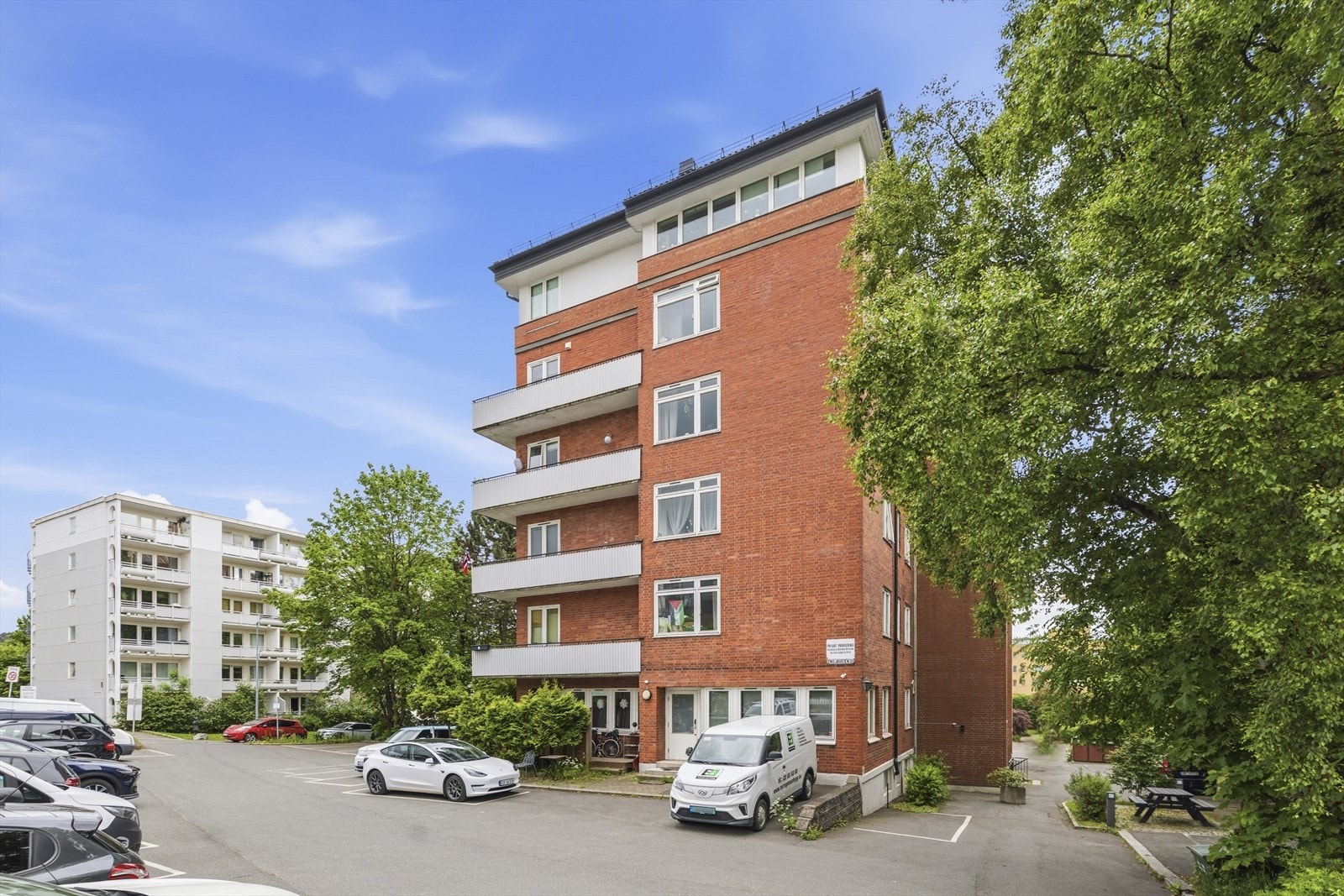 Mulig å leie fast p-plass. Sameiet har 32 parkeringsplasser. Det er 29 faste parkeringsplasser som leies ut til beboere. Galleribilde