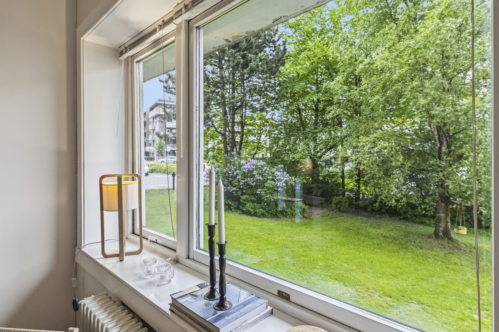 Hele boligen er vendt mot frodig bakhage Galleribilde
