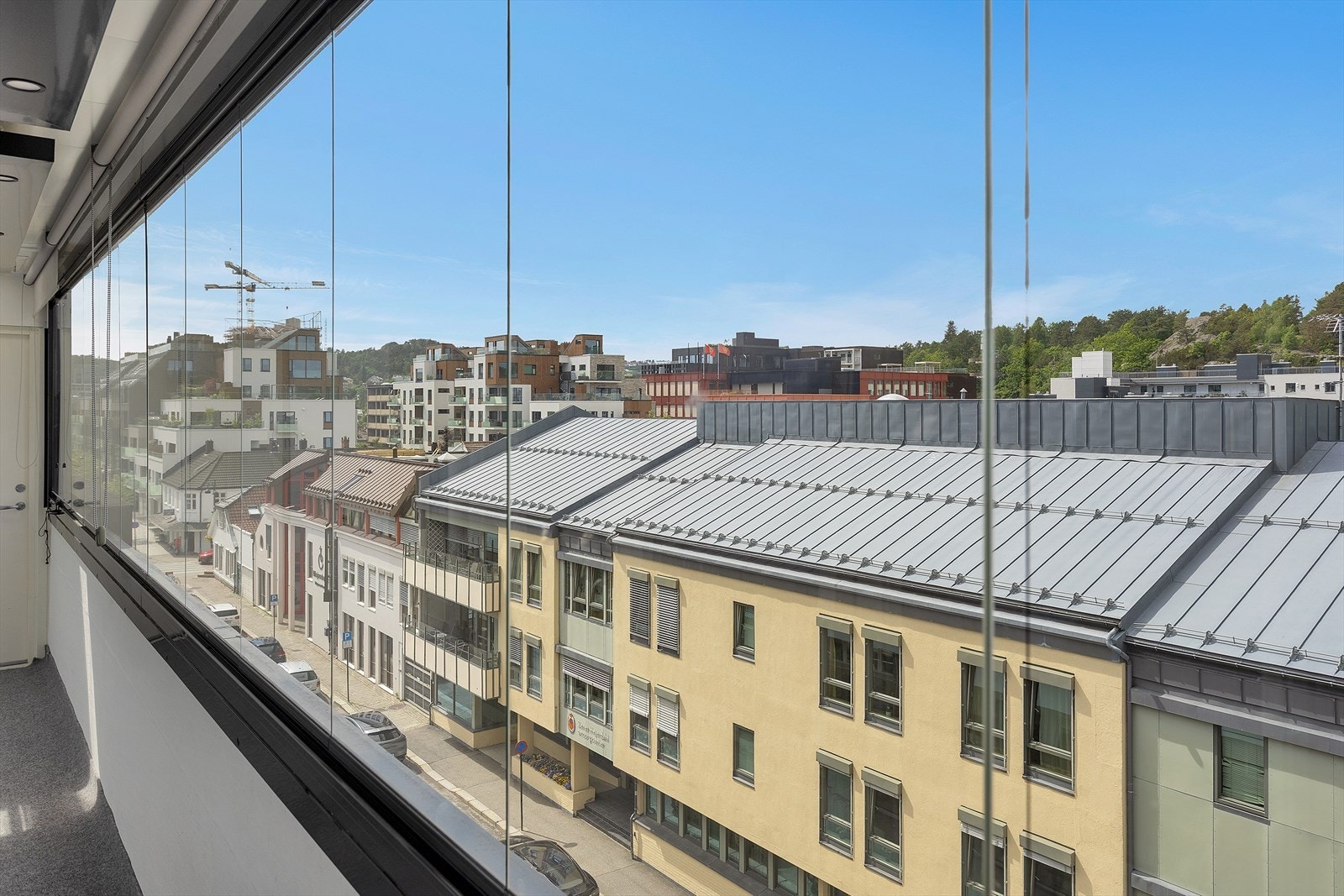 De praktiske skyvevinduene kan enkelt trekkes til siden for å slippe solen og frisk luft inn, eller lukkes for å skjerme mot vær og vind. Galleribilde