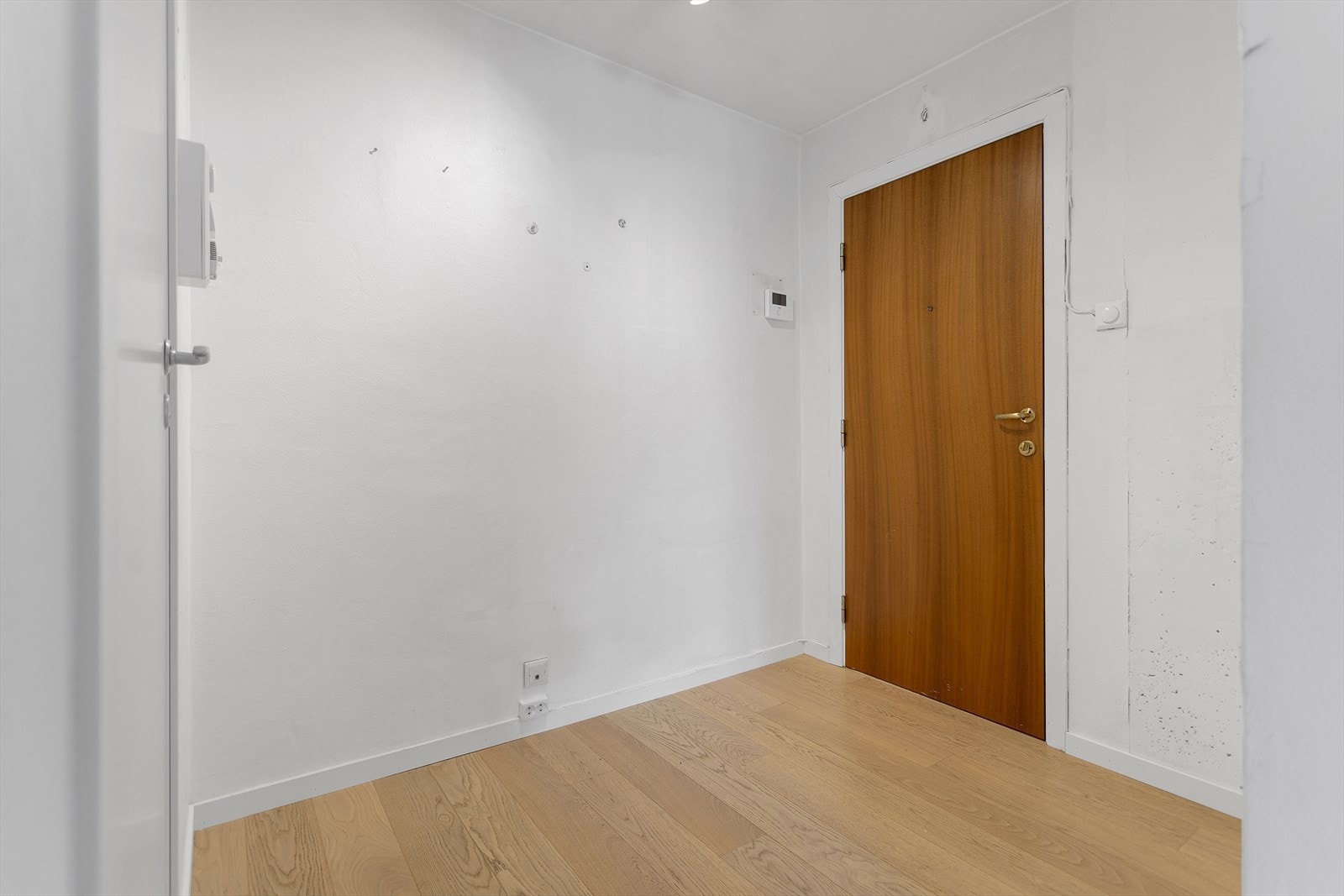 Leiligheten ønsker deg velkommen med en lys og funksjonell entré hvor det er godt med plass til oppheng av yttertøy og sko. Galleribilde