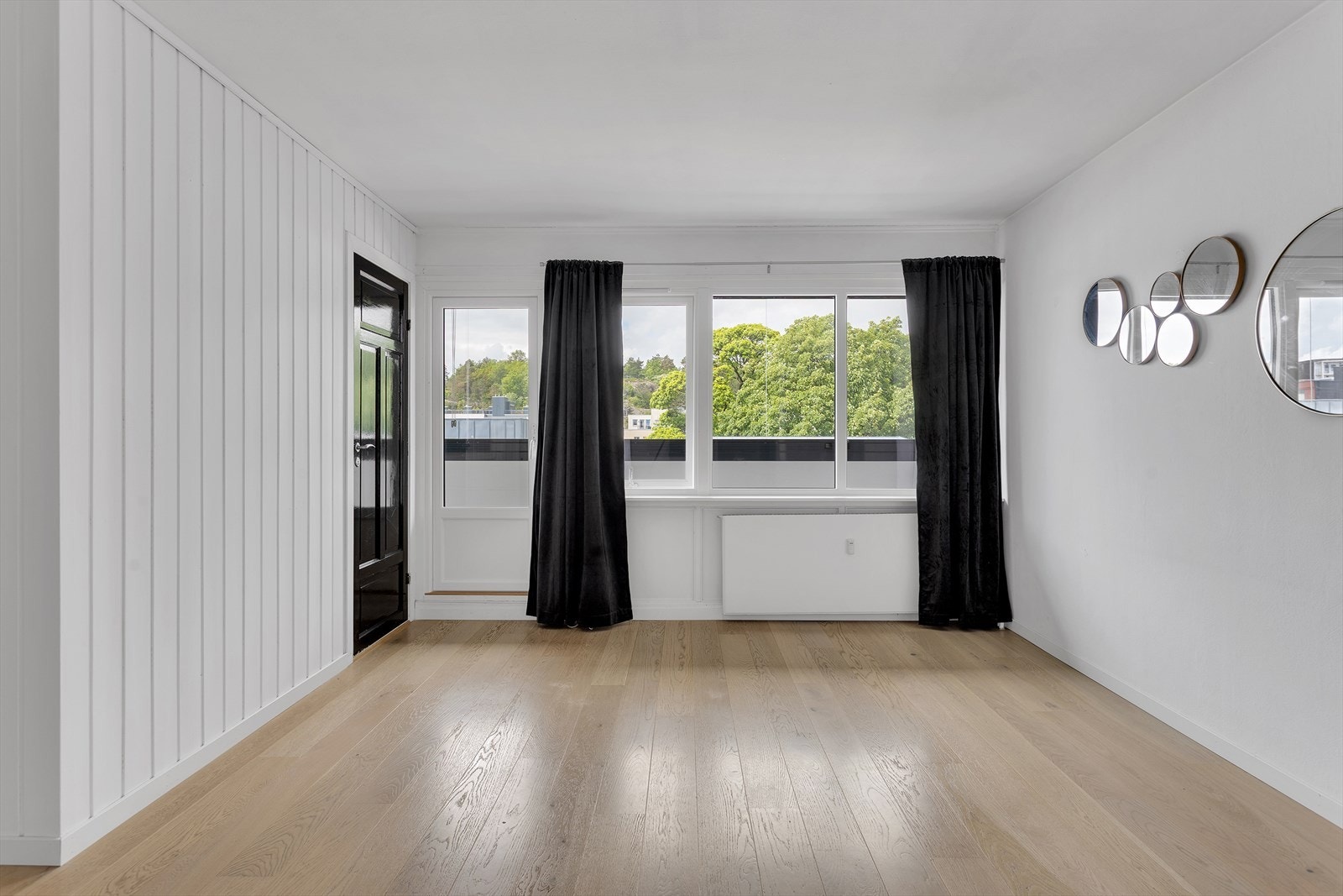 Store vindusflater slipper inn rikelig med naturlig dagslys, noe som skaper en luftig og behagelig atmosfære. Galleribilde