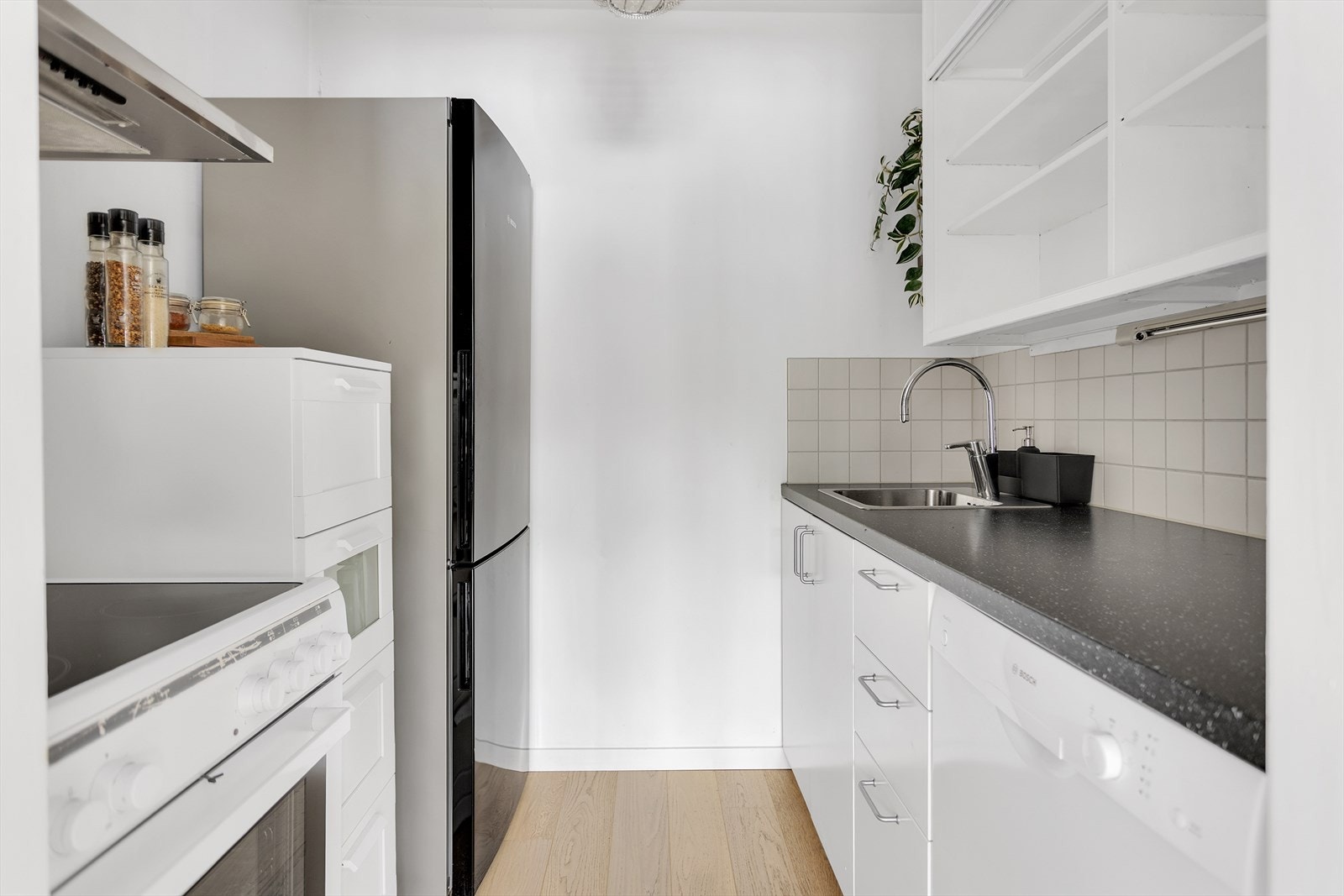 Det stilrene kjøkkenet har en moderne innredning fra IKEA, oppgradert i 2017, som både er funksjonell og tidløs i sitt design. Her er det godt med både skap- og benkeplass, slik at du enkelt kan organisere og tilberede mat. Galleribilde