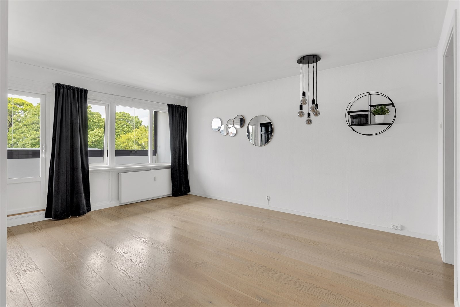 Rommet varmes opp via radiator, som sørger for en jevn og behagelig temperatur. Galleribilde