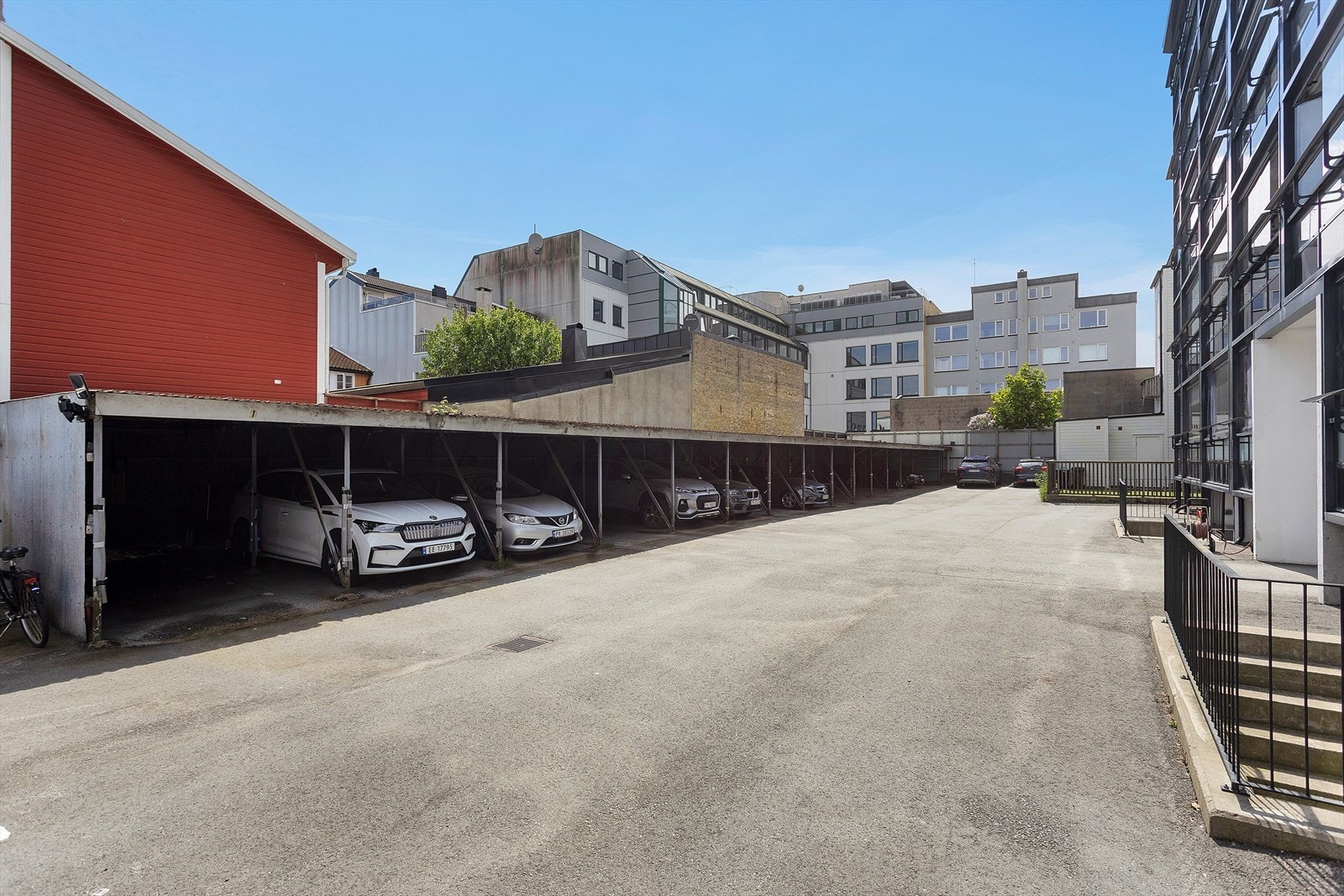 Borettslaget har parkeringsmuligheter med 14 carporter i bakgården, hvor andelseiere kan søke om egen carport basert på ansiennitet. I tillegg finner du 4 gjesteparkeringsplasser for enkel besøksparkering. Galleribilde