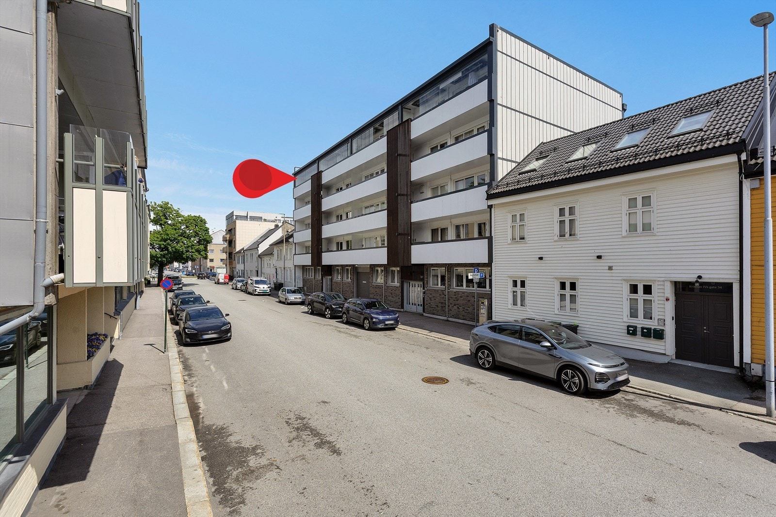 Leiligheten har en utmerket intern beliggenhet på toppen av bygget, innerst på enden, noe som sikrer både ro og flott utsyn. Her får du en lys og moderne bolig med sentral beliggenhet og kort vei til både kultur, byliv og natur. Galleribilde