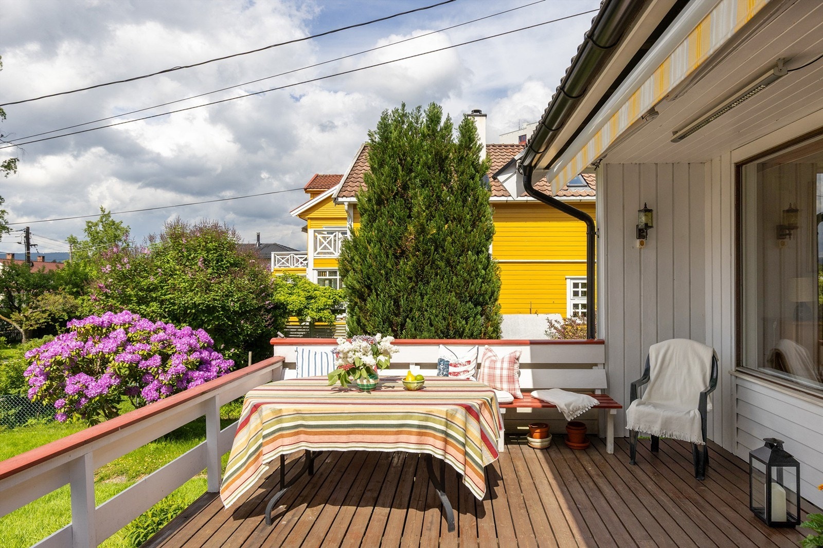 Terrassen er på ca. 20 kvm med god plass til en sittegruppe og grill. Her er det monter både markise, terrassevarmer og utelampe på vegg Galleribilde