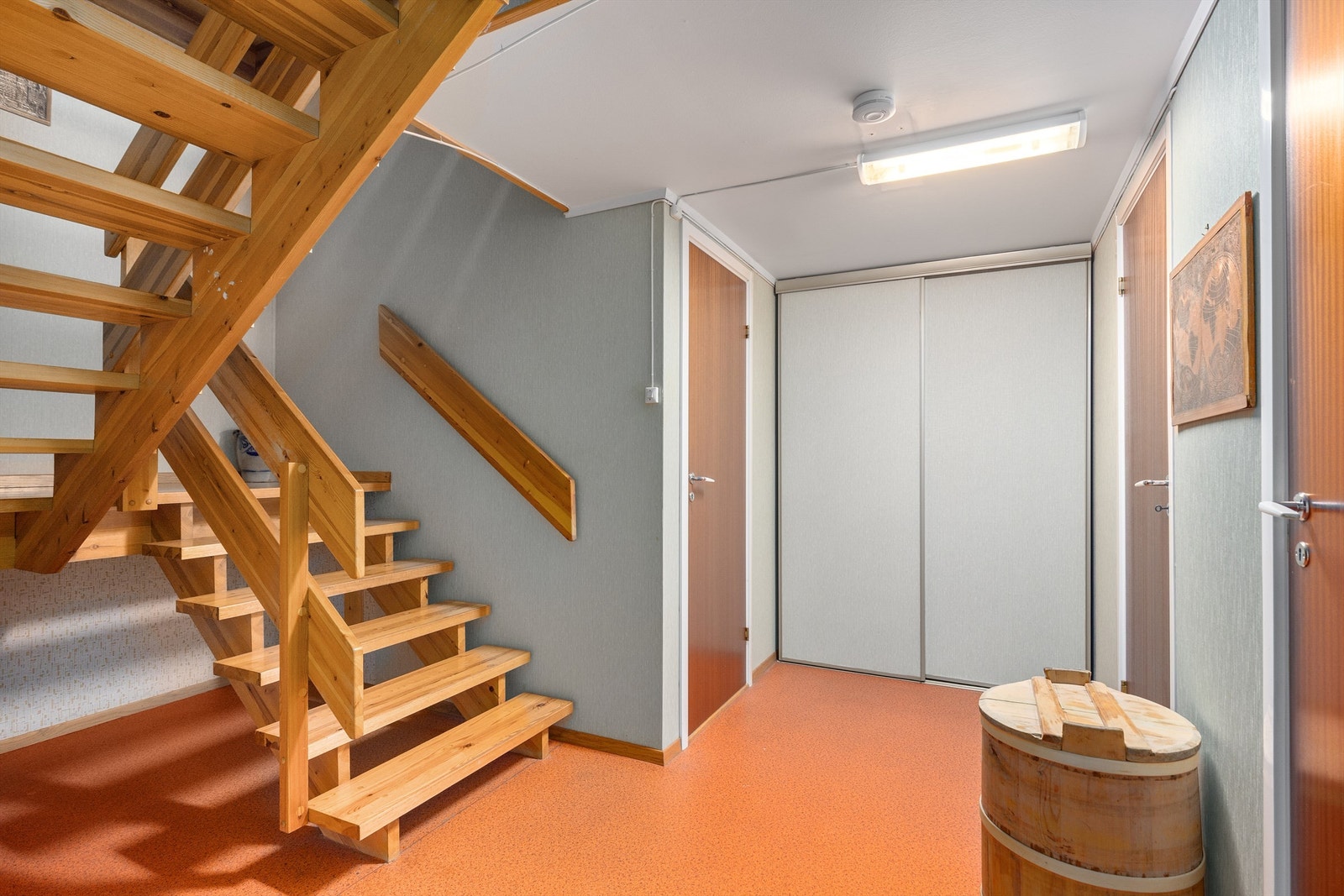 Kjellergang med skyvedørsgarderobe for ekstra oppbevaringsplass Galleribilde