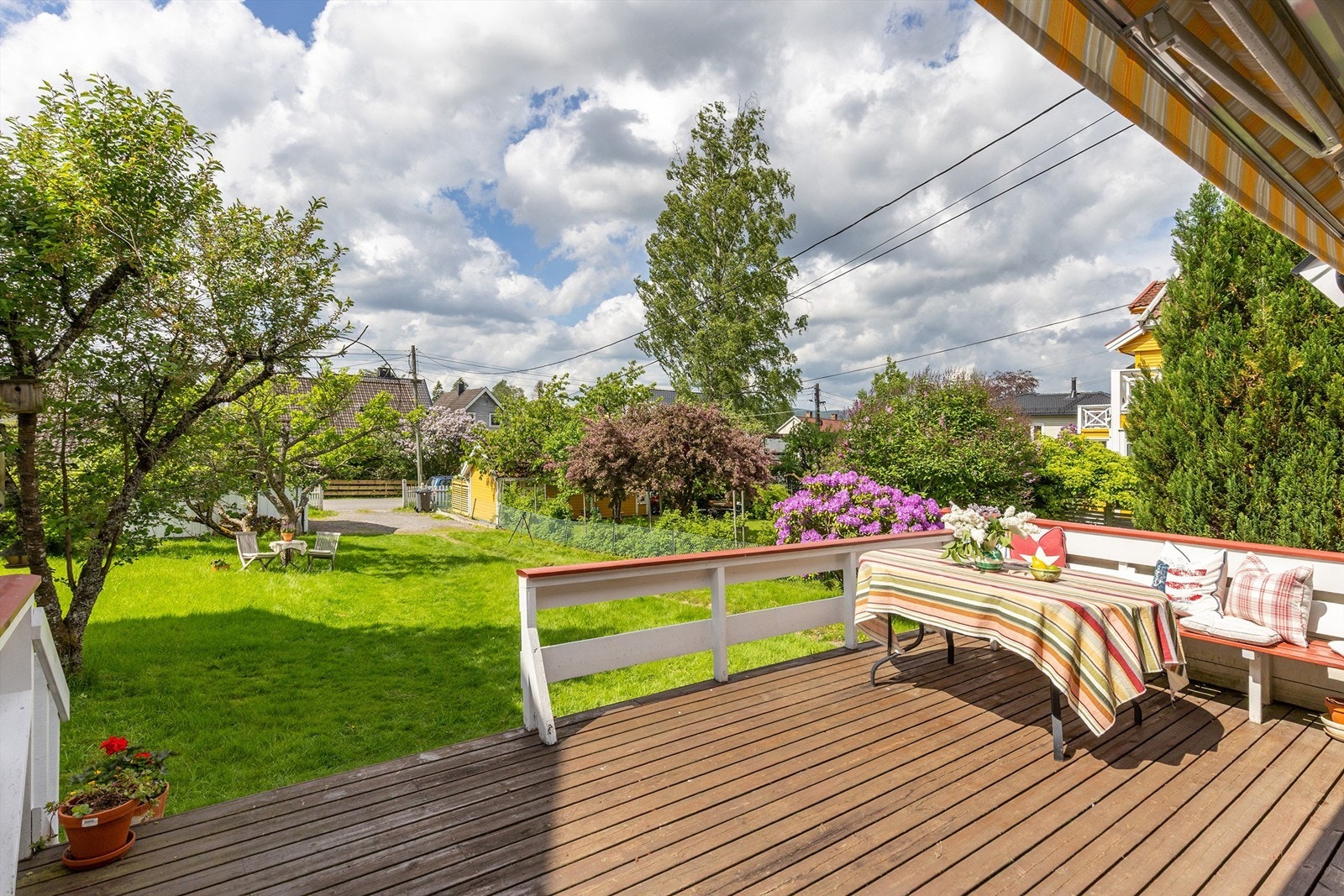 Herlig terrasse med adkomst til en solfylt hage Galleribilde