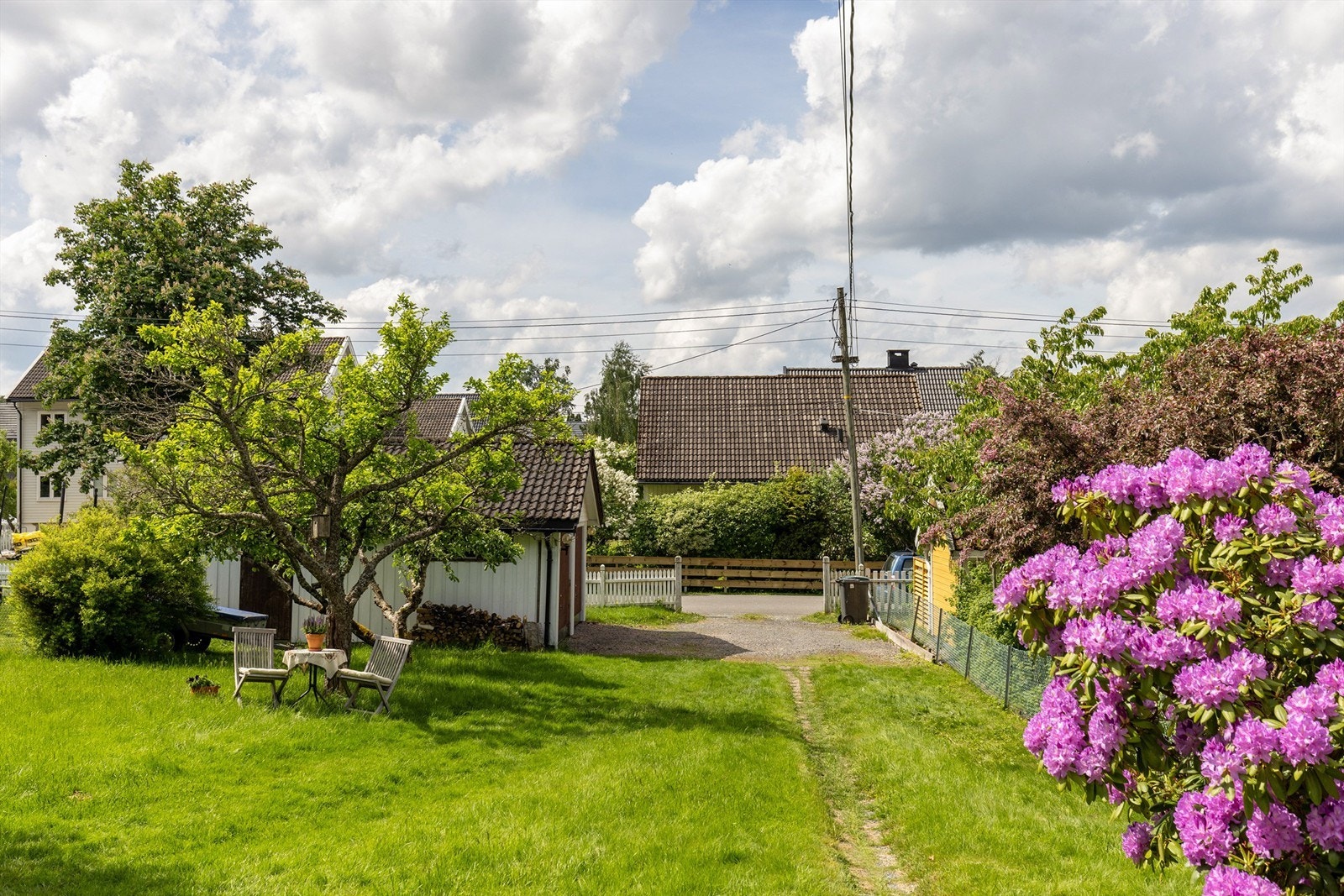 Fra innkjørselen går det en liten sti frem til inngangspartiet Galleribilde