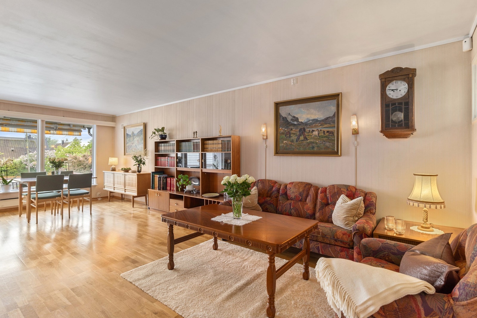 Huset ble oppført i 1975 og har vært bebodd av én familie og har blitt løpende vedlikeholdt, men det er behov for modernisering og oppgradering av de fleste overflater og installasjoner. Galleribilde