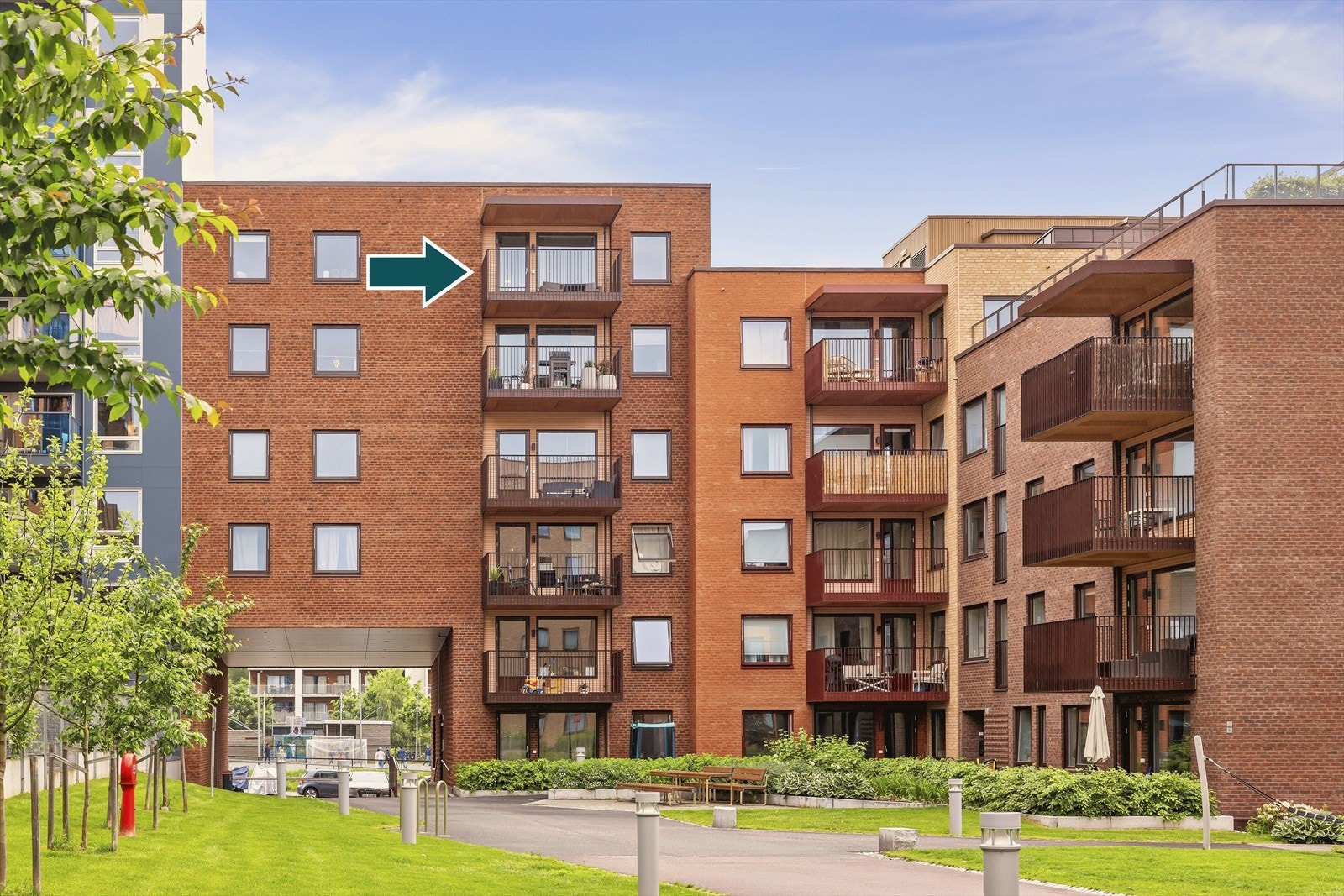 Dette er en toppleilighet som i sin helhet vender inn mot frodig bakgård. Galleribilde