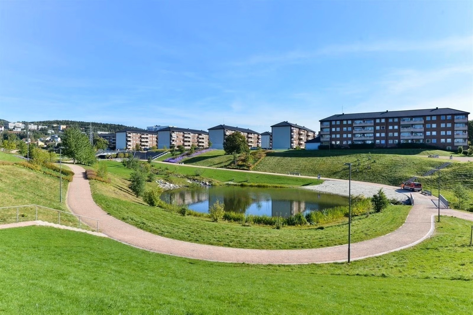 Idylliske Bjerkedalen park er kun en kort spasertur unna. Her finner du både bekk, sandstrand, og en idrettsbane med skøyebane på vinterstid. I tillegg har du den koselige familierestauranten Paviljongen i selve parken. Galleribilde