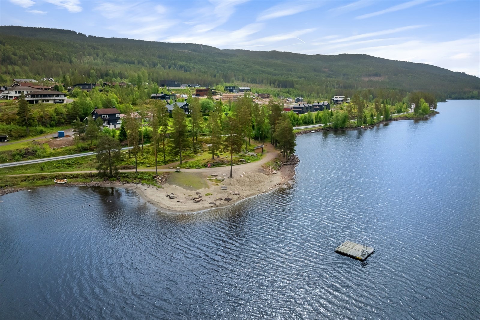 Kort gangavstand til Harestuvannet og flott badeplass i Stasjonsvika - ypperlig på varme sommerdager. Galleribilde