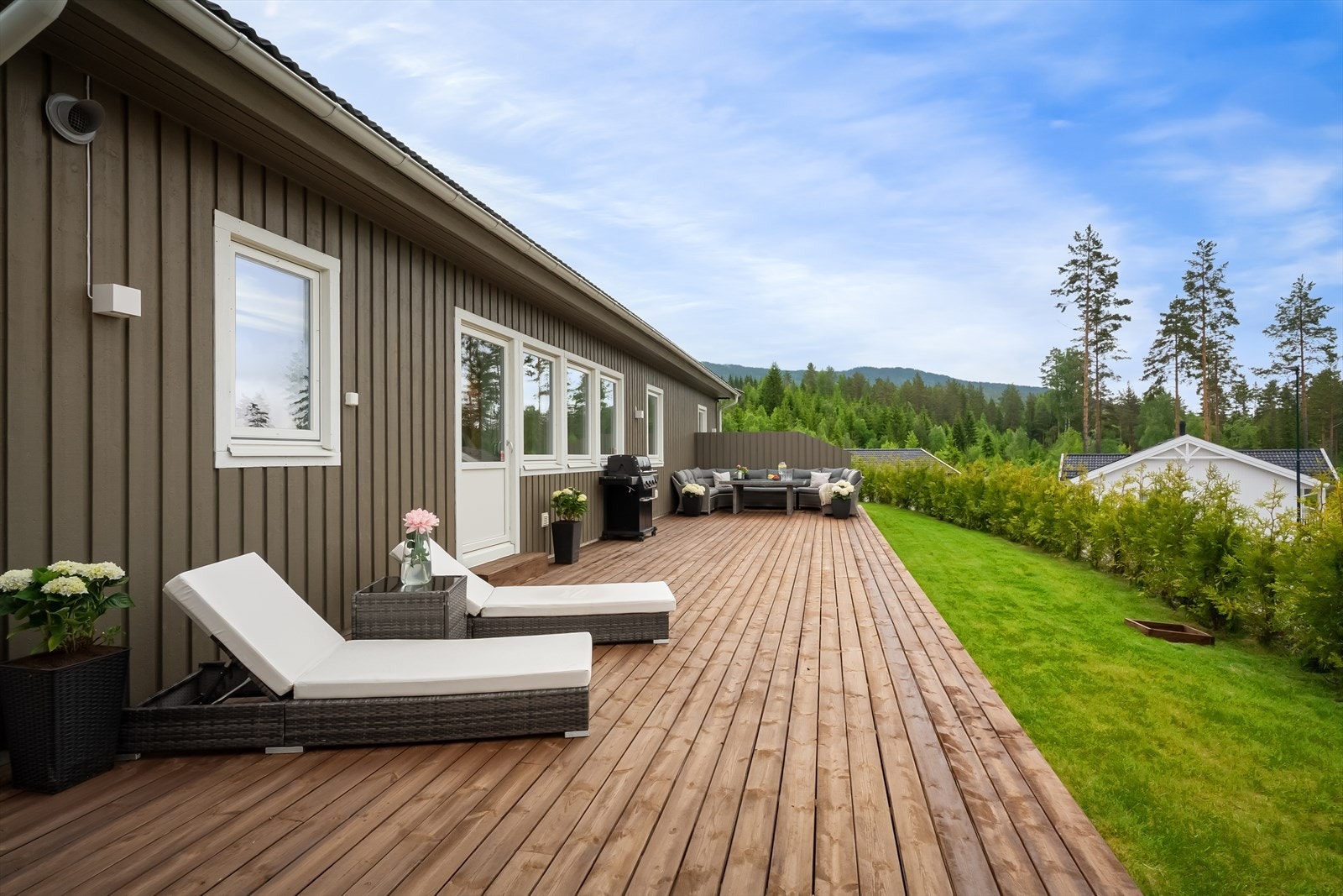 Stor platting utenfor stuen. Galleribilde