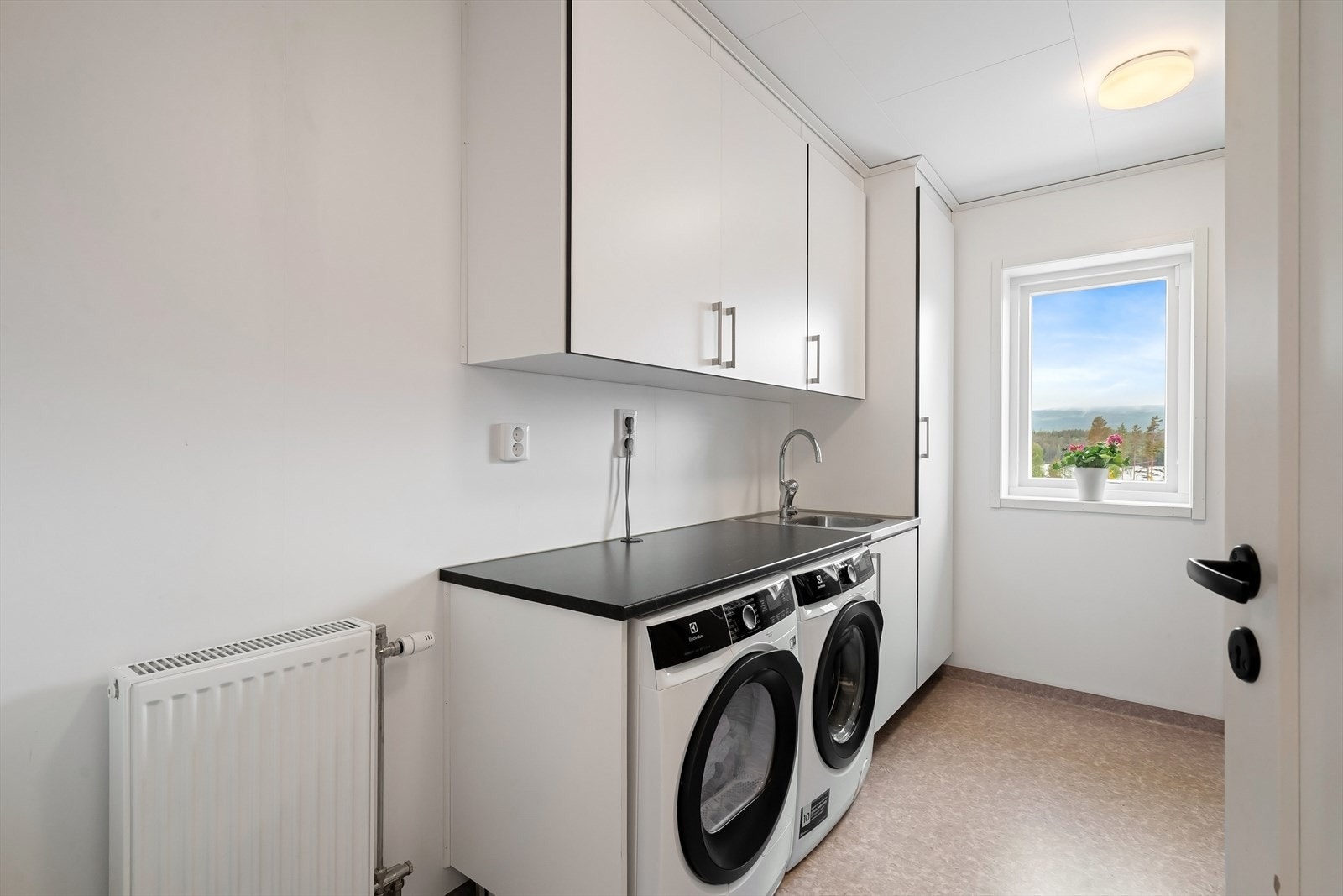 Romslig vaskerom med innredning. Galleribilde