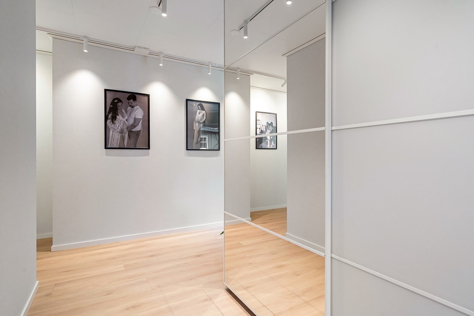 Entré med lyst interiør og garderobeskap. Galleribilde