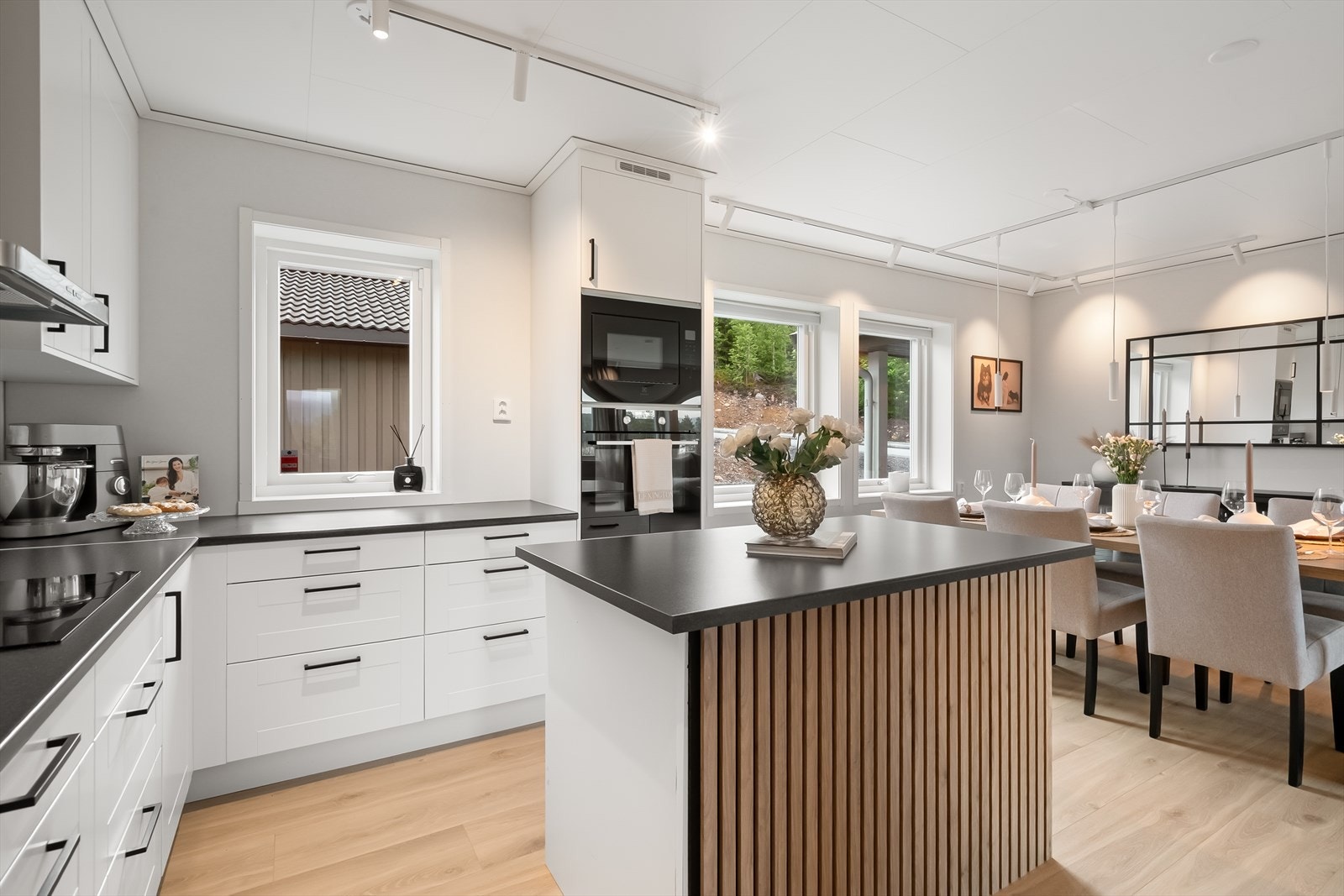 Kjøkkenet fra Alvsbyhus er stilrent og moderne med glatte, hvite fronter og laminert benkeplate med nedfelt oppvaskkum. Galleribilde
