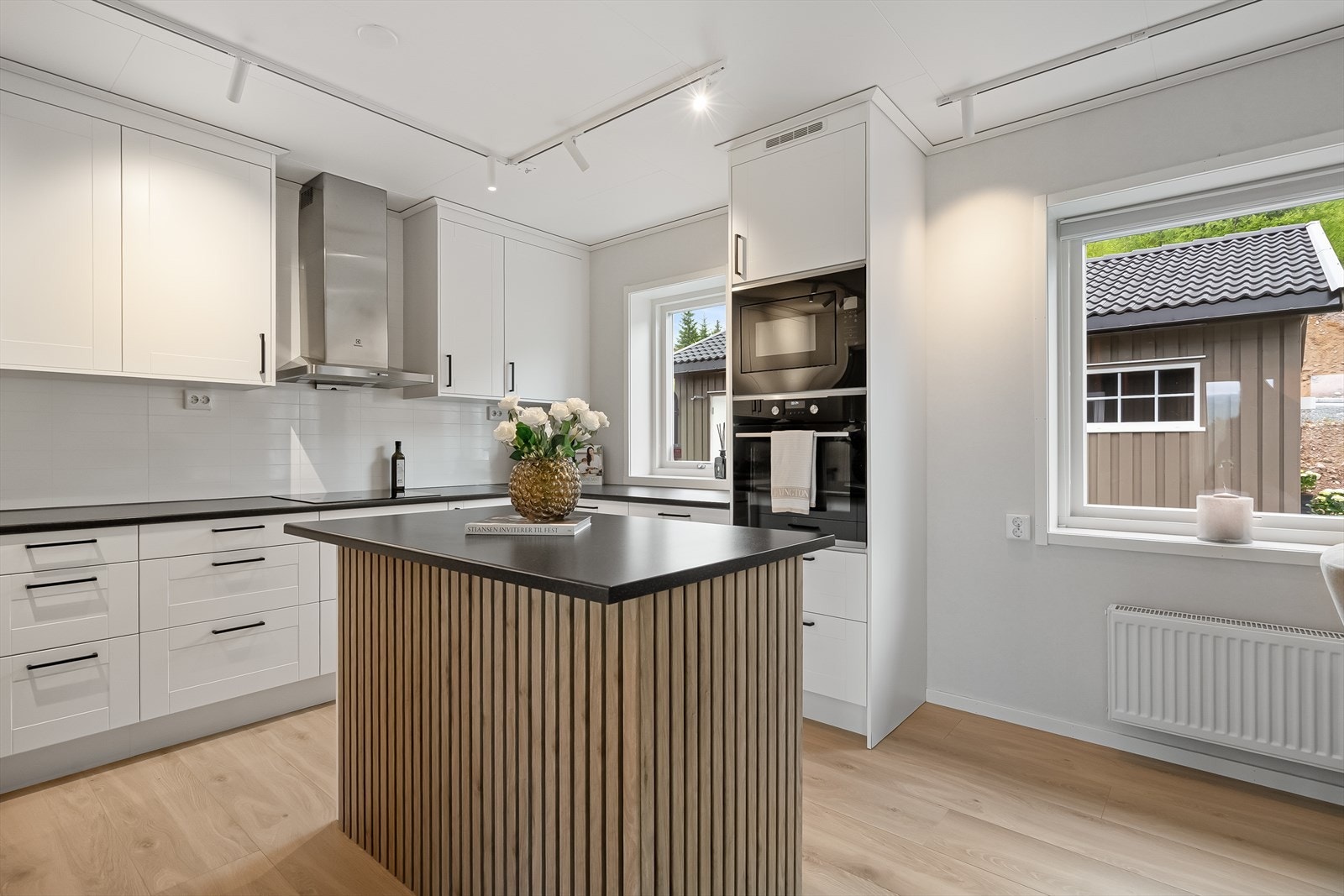 Kjøkkenet er komplett utstyrt med hvitevarer fra Electrolux bestående av oppvaskmaskin, microbølgeovn, og nedfelt platetopp. Galleribilde