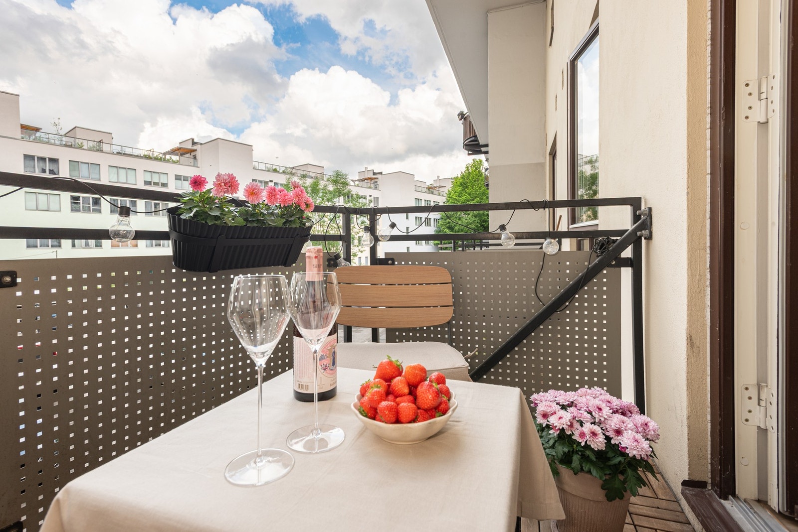 Fra stuen er det utgang til en hyggelig nordvendt balkong på ca. 4. m² som vender ut mot rolig bakgård. Galleribilde