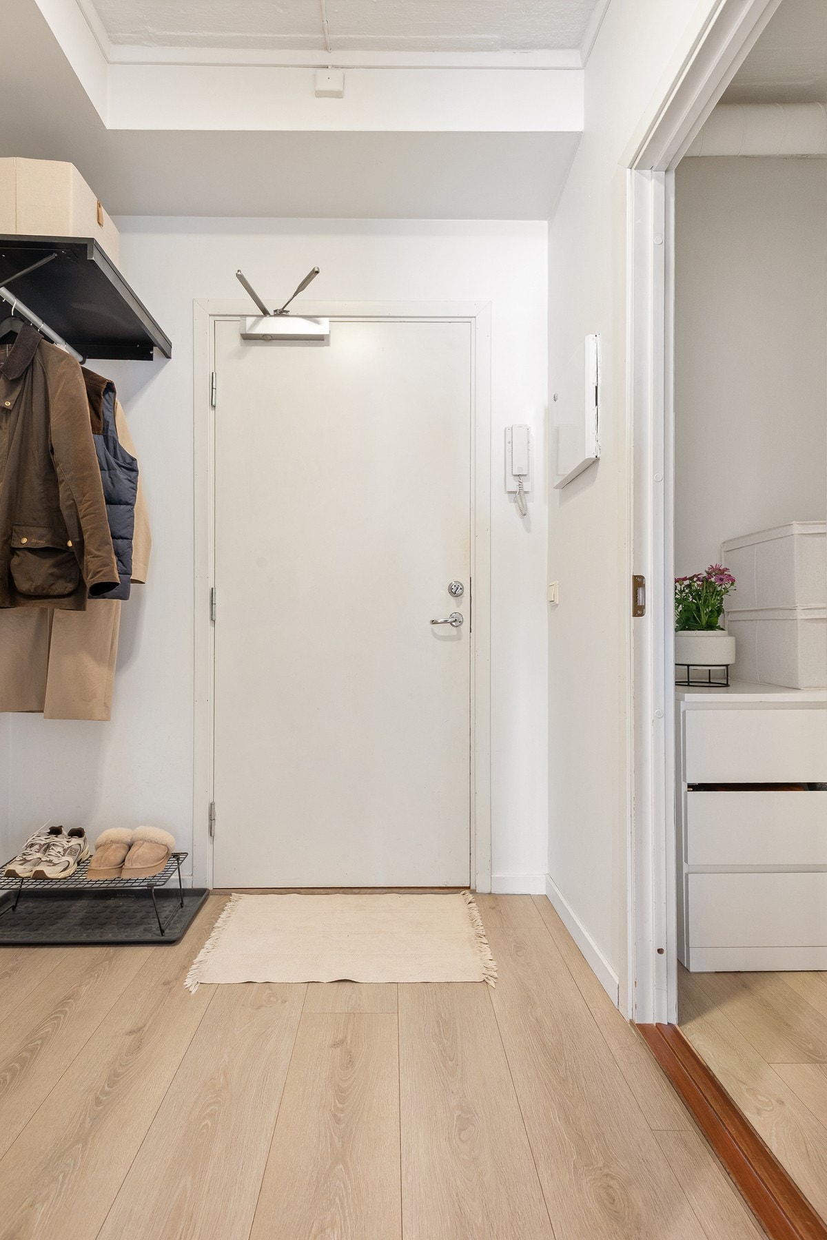 Entréen er romslig og gir rikelig med plass til å henge fra seg yttertøy og sko. Galleribilde