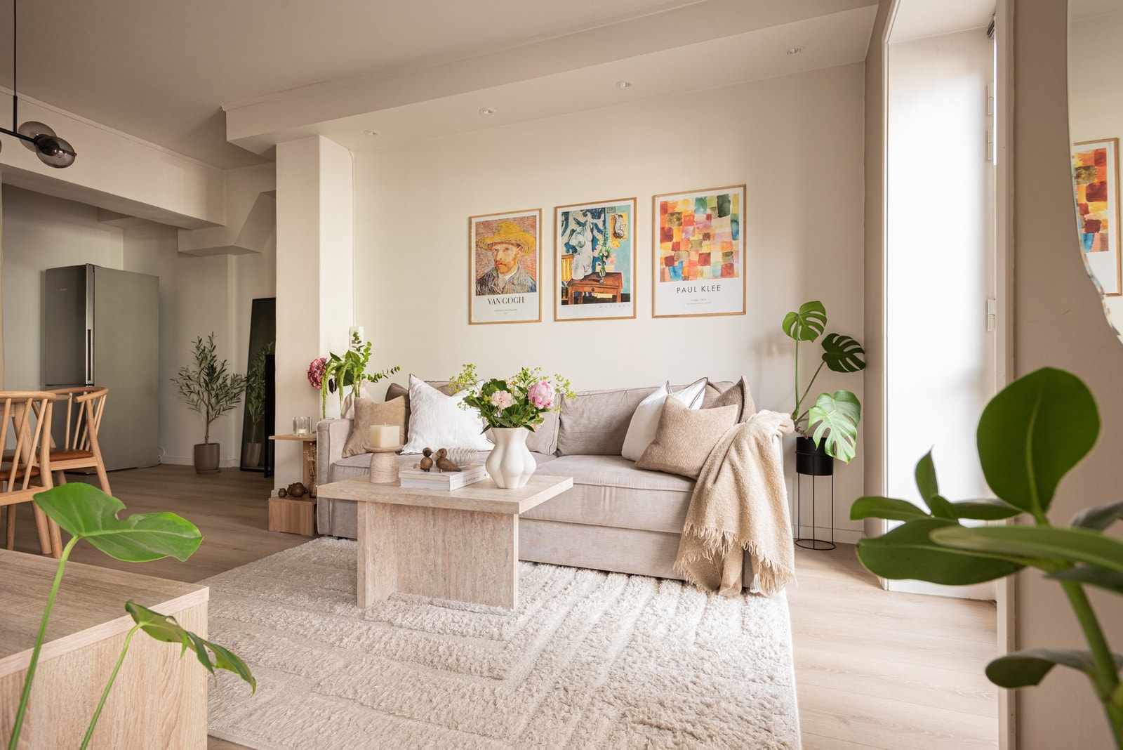 Stuen er det flotte rommet oppdelt med flott sone for både spisestue og fin plassering av sofa. Galleribilde