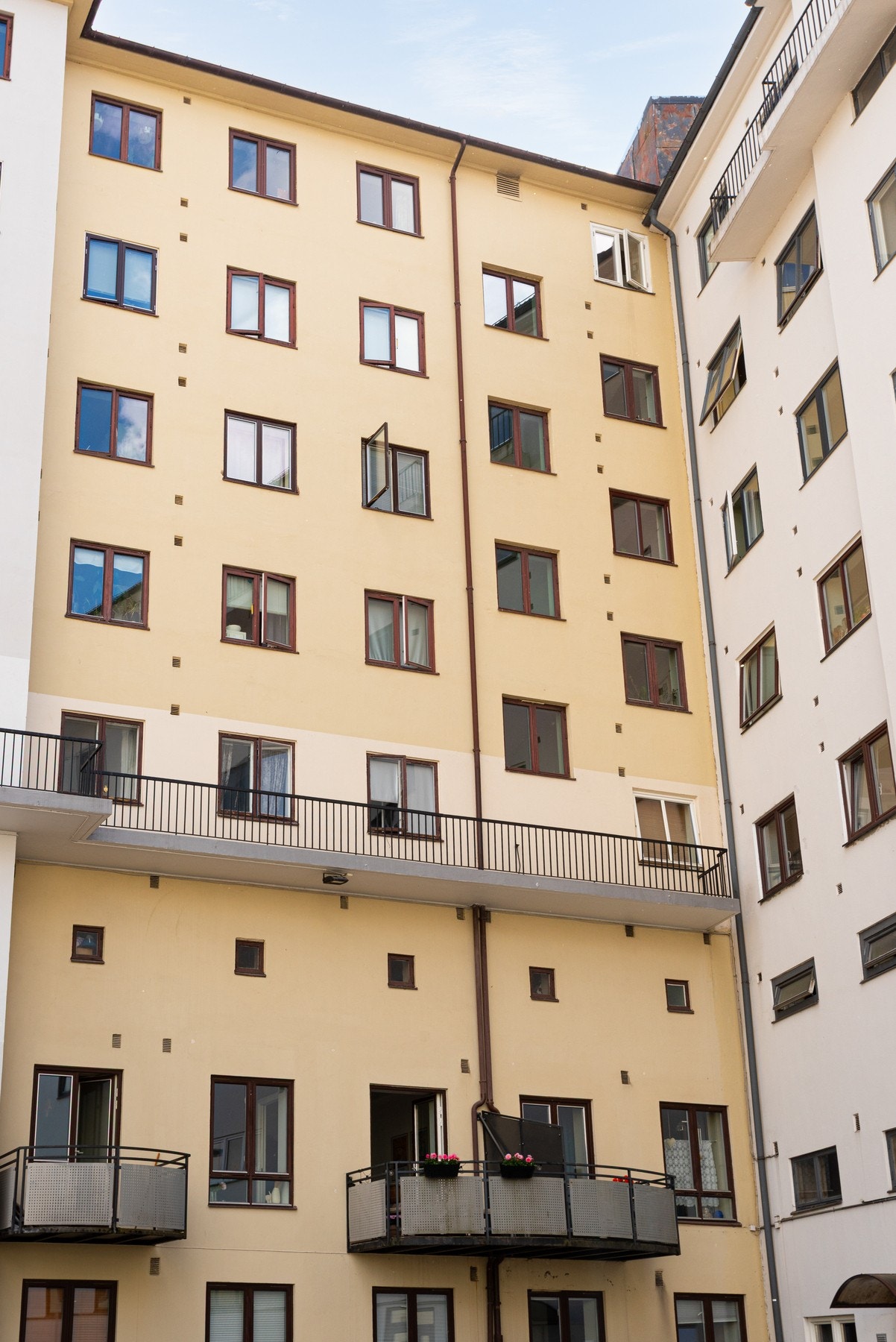 Mulighet for parkeringsplass i sameiets bakgård. Galleribilde