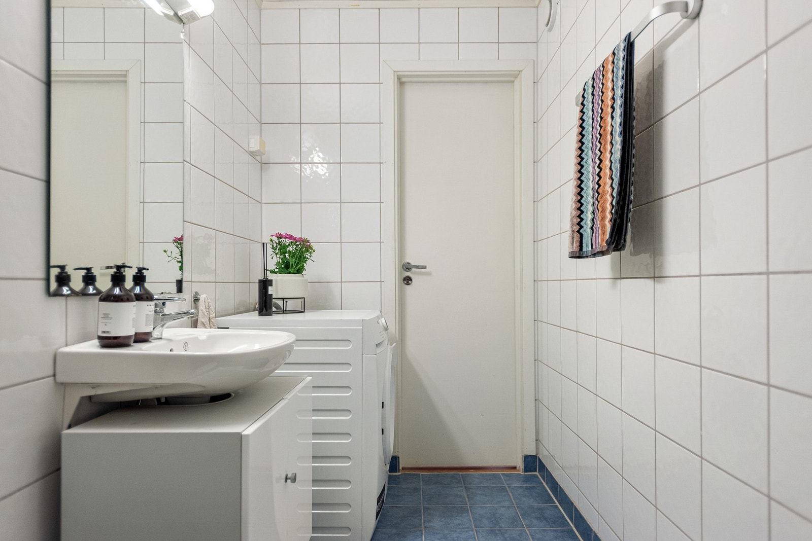 Baderommet har termostatstyrte varmekabler i gulv, samt opplegg for vaskemaskin. Galleribilde
