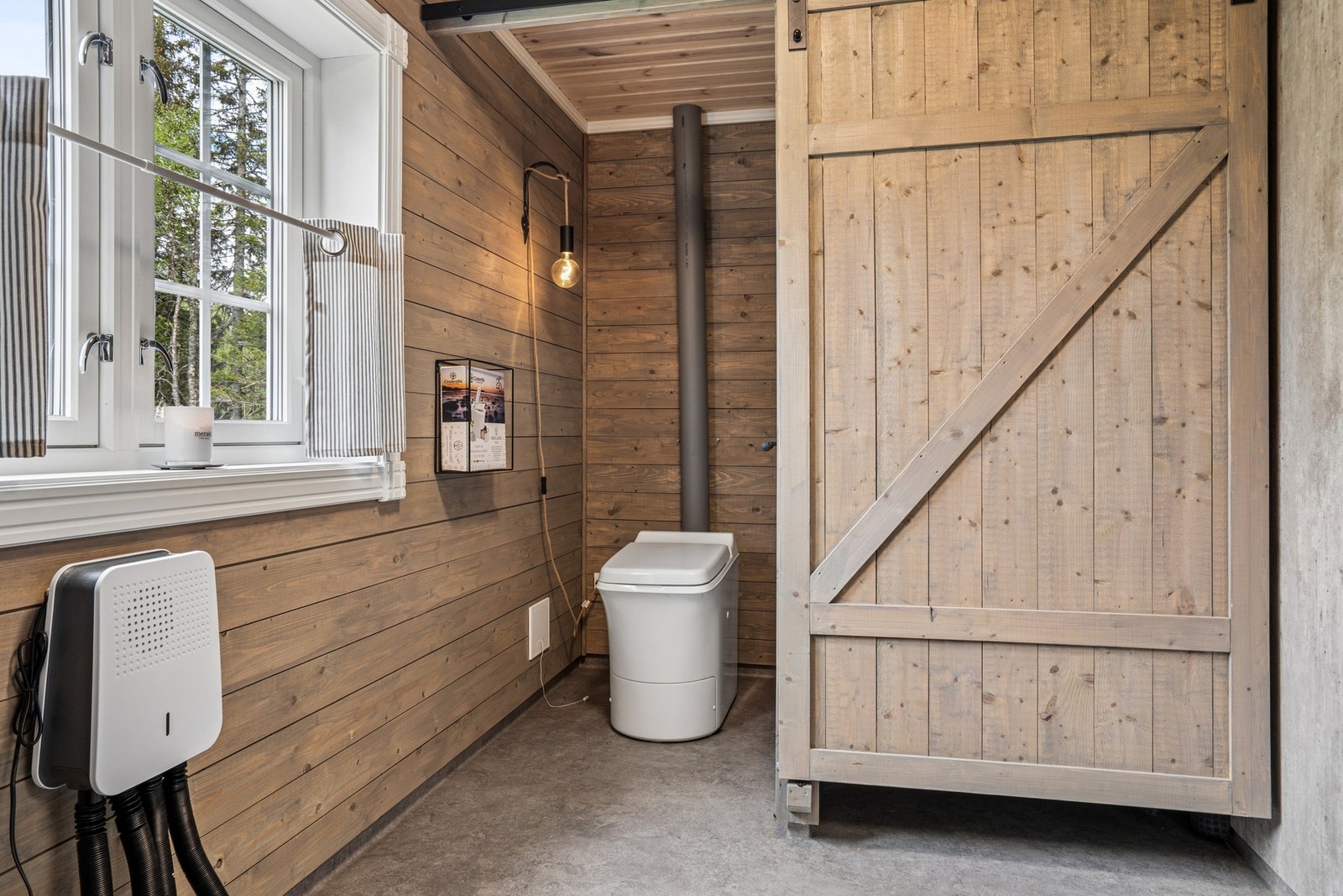 Belegg på gulv og panel på vegger. Galleribilde