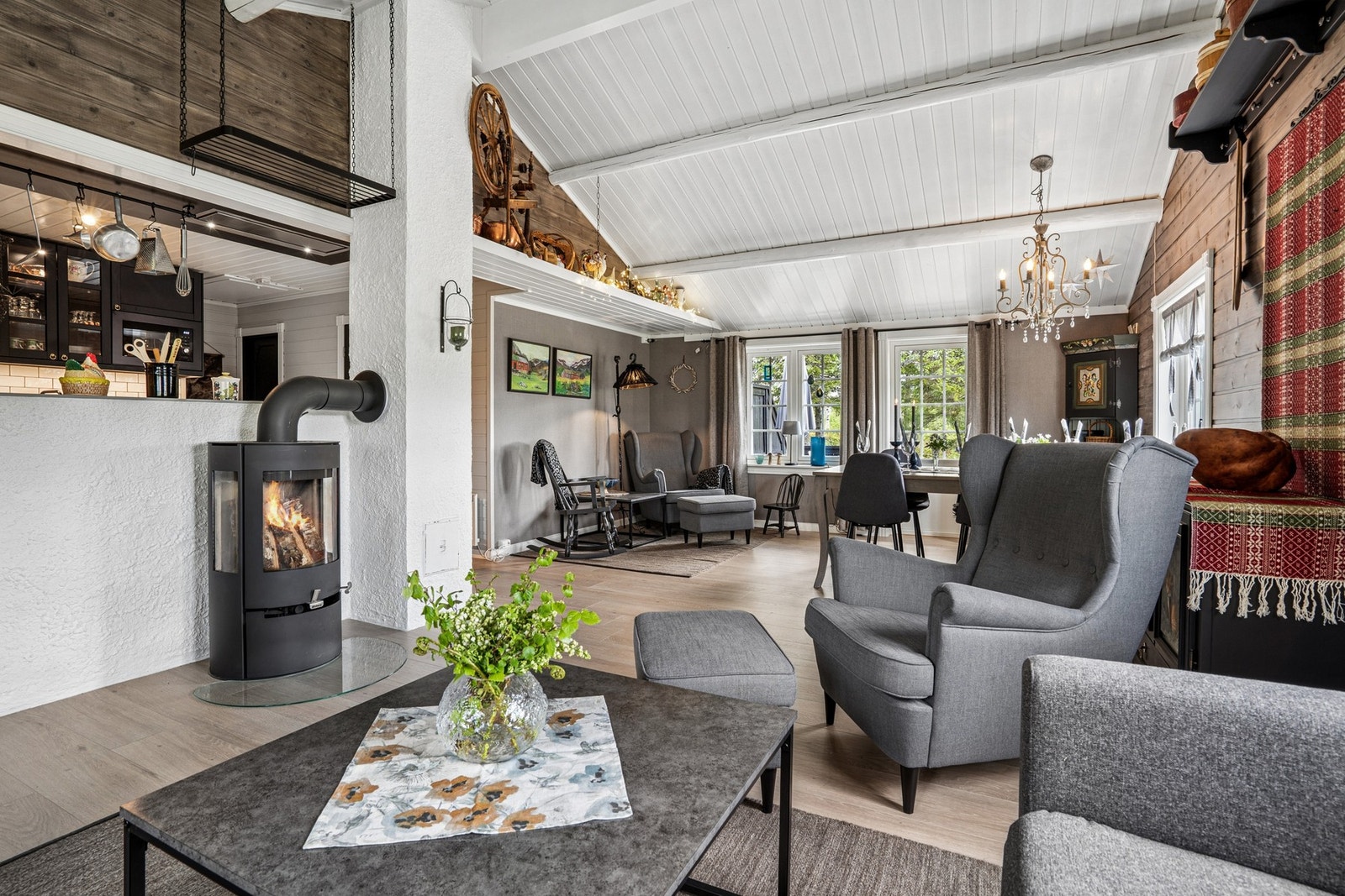 God plass til å innrede stuen med sofa og spisegruppe. Galleribilde