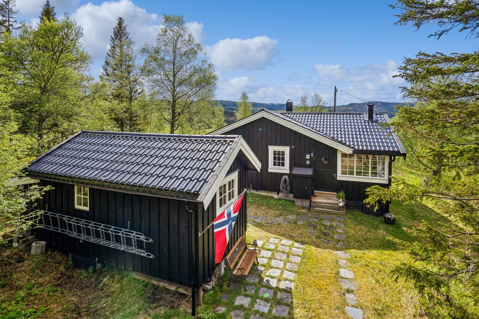 Hytten har veggkonstruksjon som er oppført i tre og er kledd med stående tømmermannspanel. Galleribilde