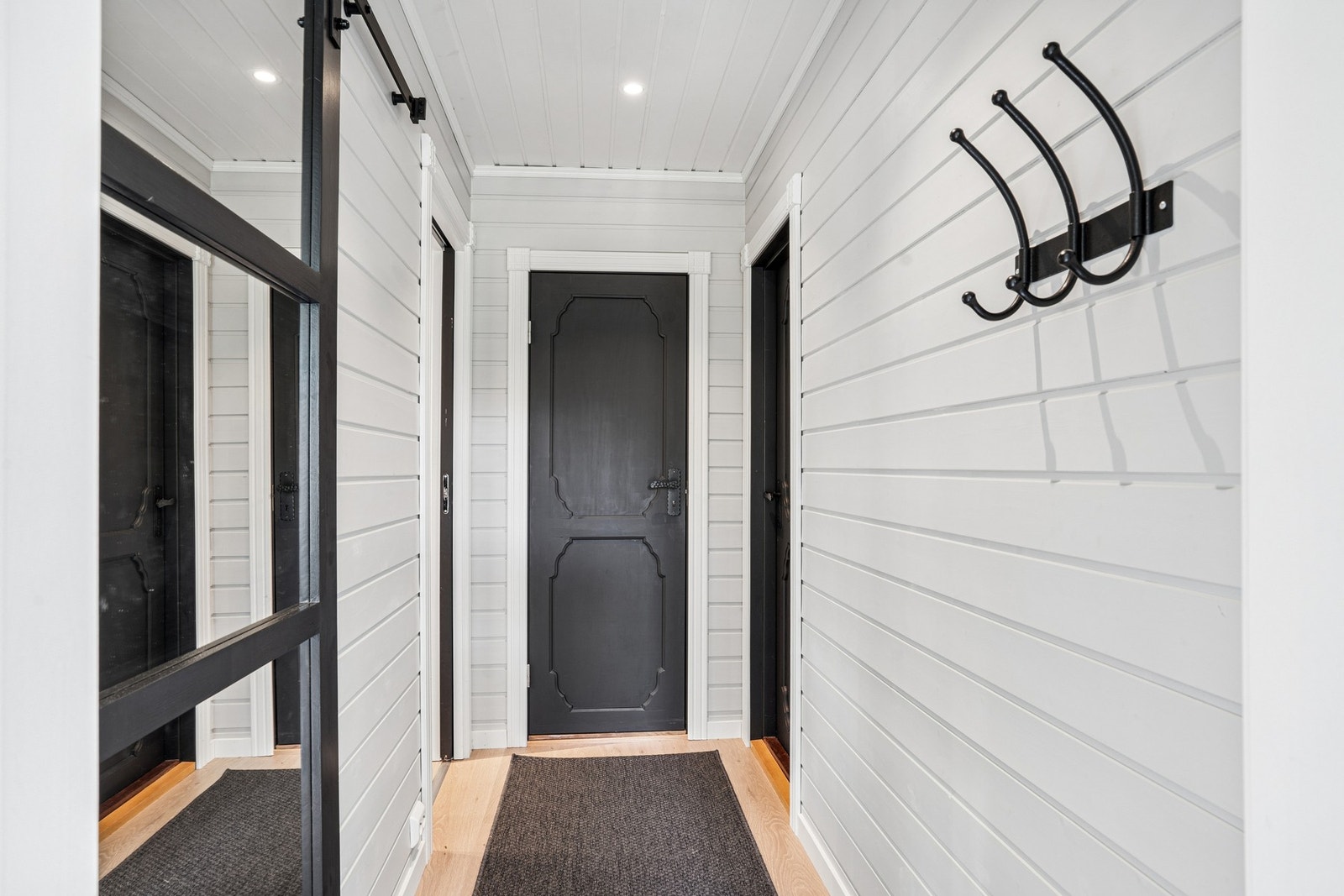 Lys gang med downlights i himling. Galleribilde