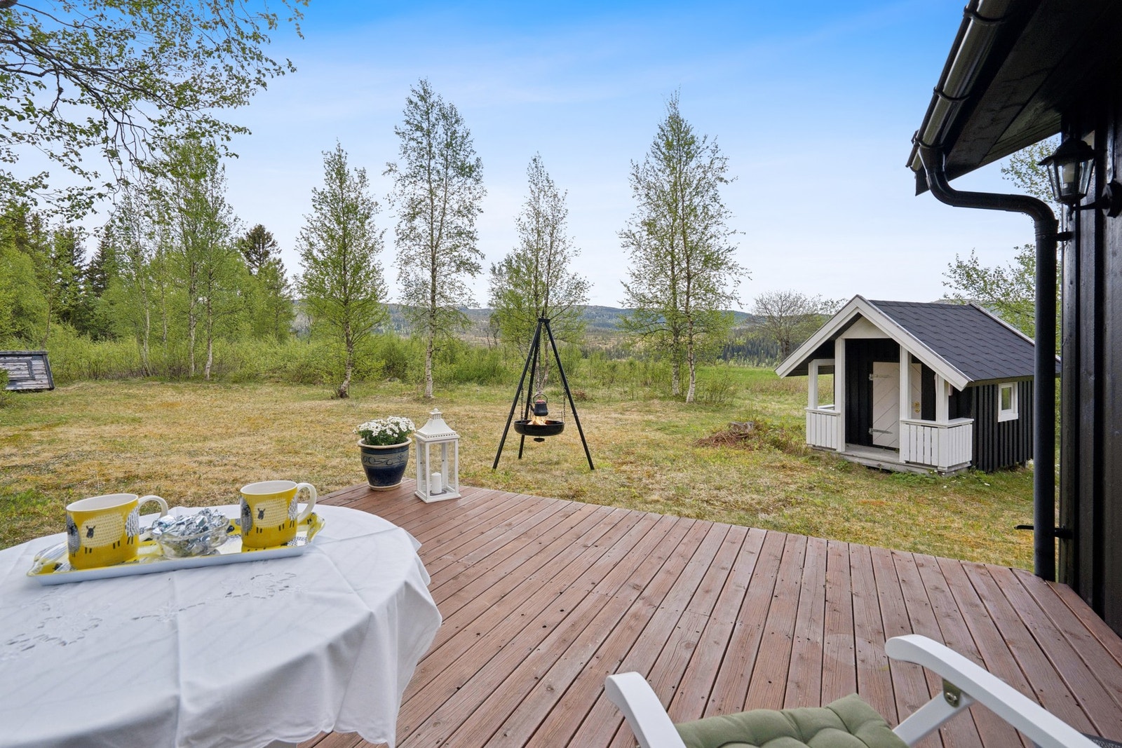 Det er god plass til utemøblement, og området byr på flott utsikt mot naturskjønne omgivelser. Galleribilde