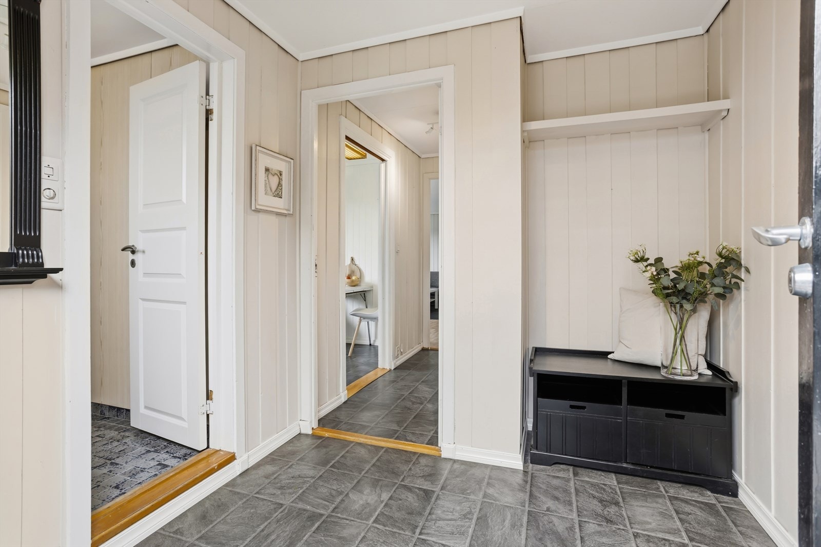 Sokkelleiligheten har en romslig entré, utstyrt med skyvedørsgarderobe. Galleribilde