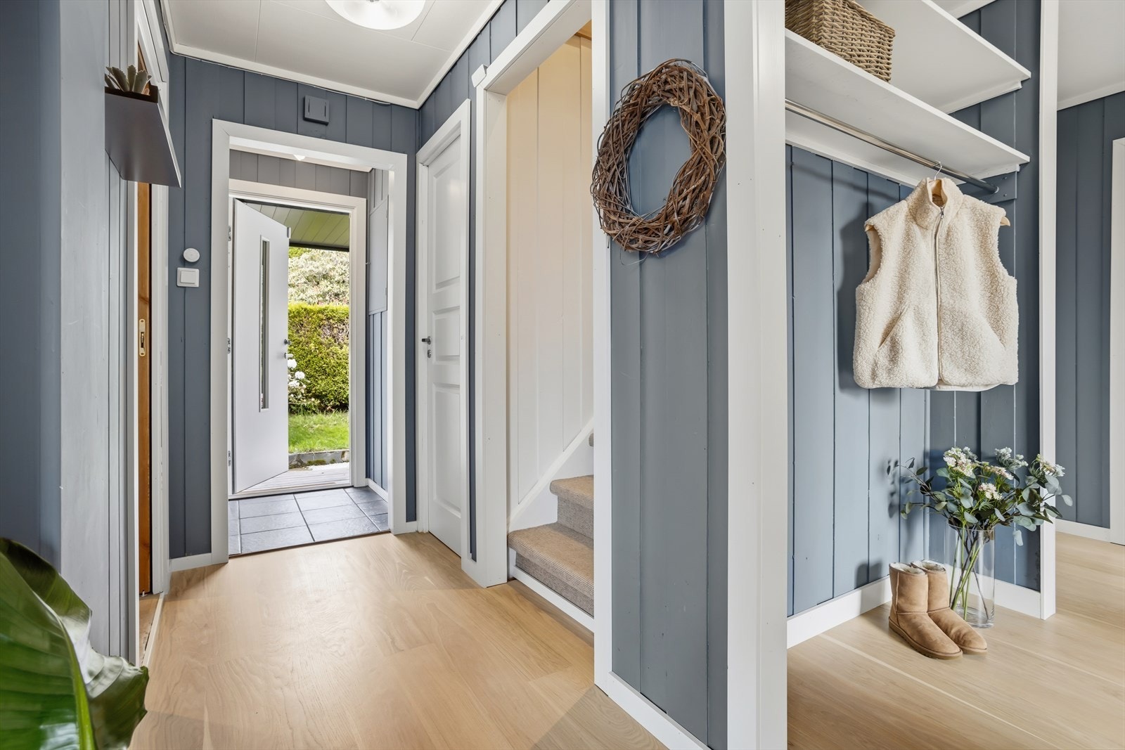 Lys og innbydende entré med god plass til oppbevaring av yttertøy. Galleribilde