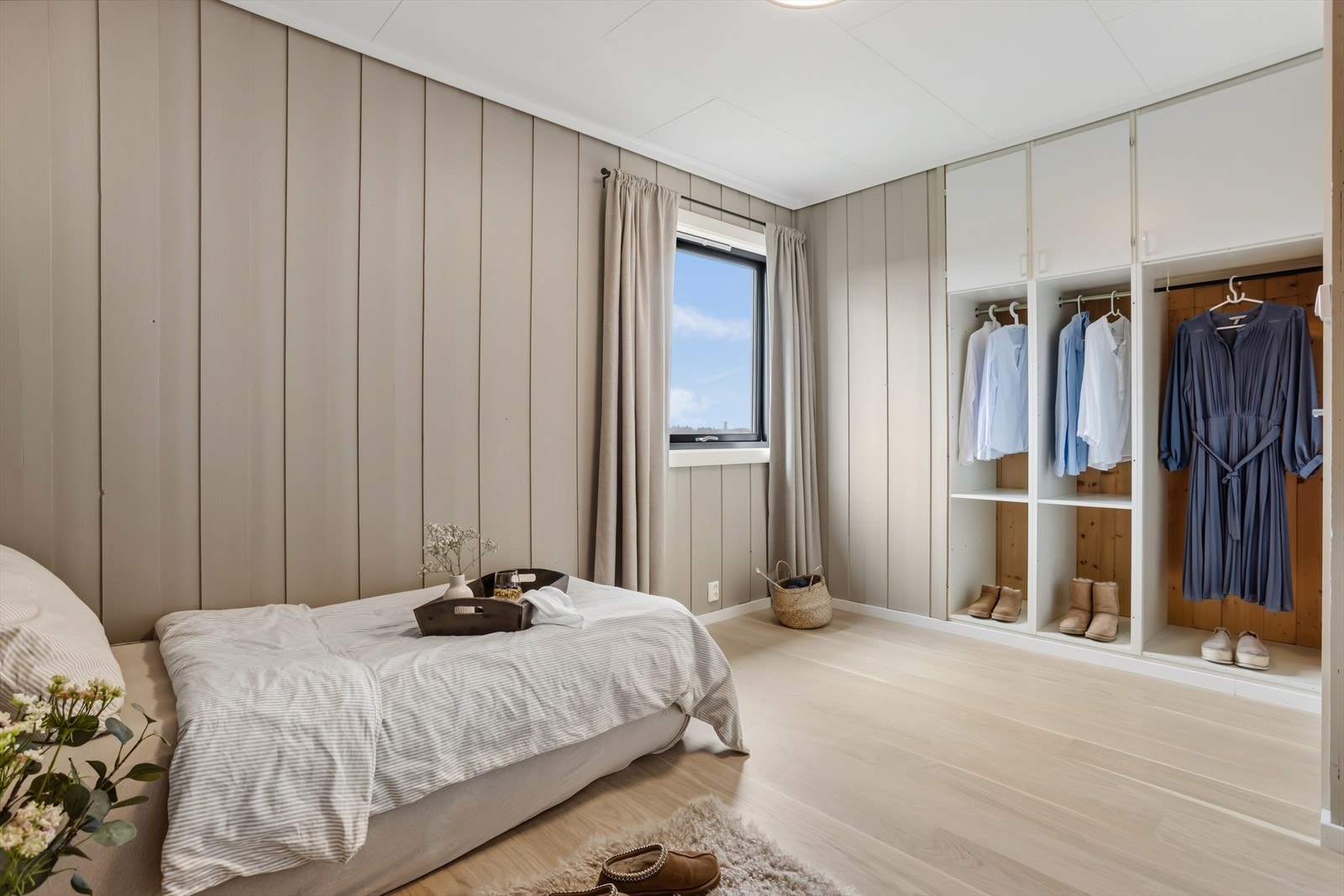Dette soverommet er utstyrt med plassbygd garderobeløsning, samme eksklusive parkett på alle soverommene i denne etasjen. Galleribilde